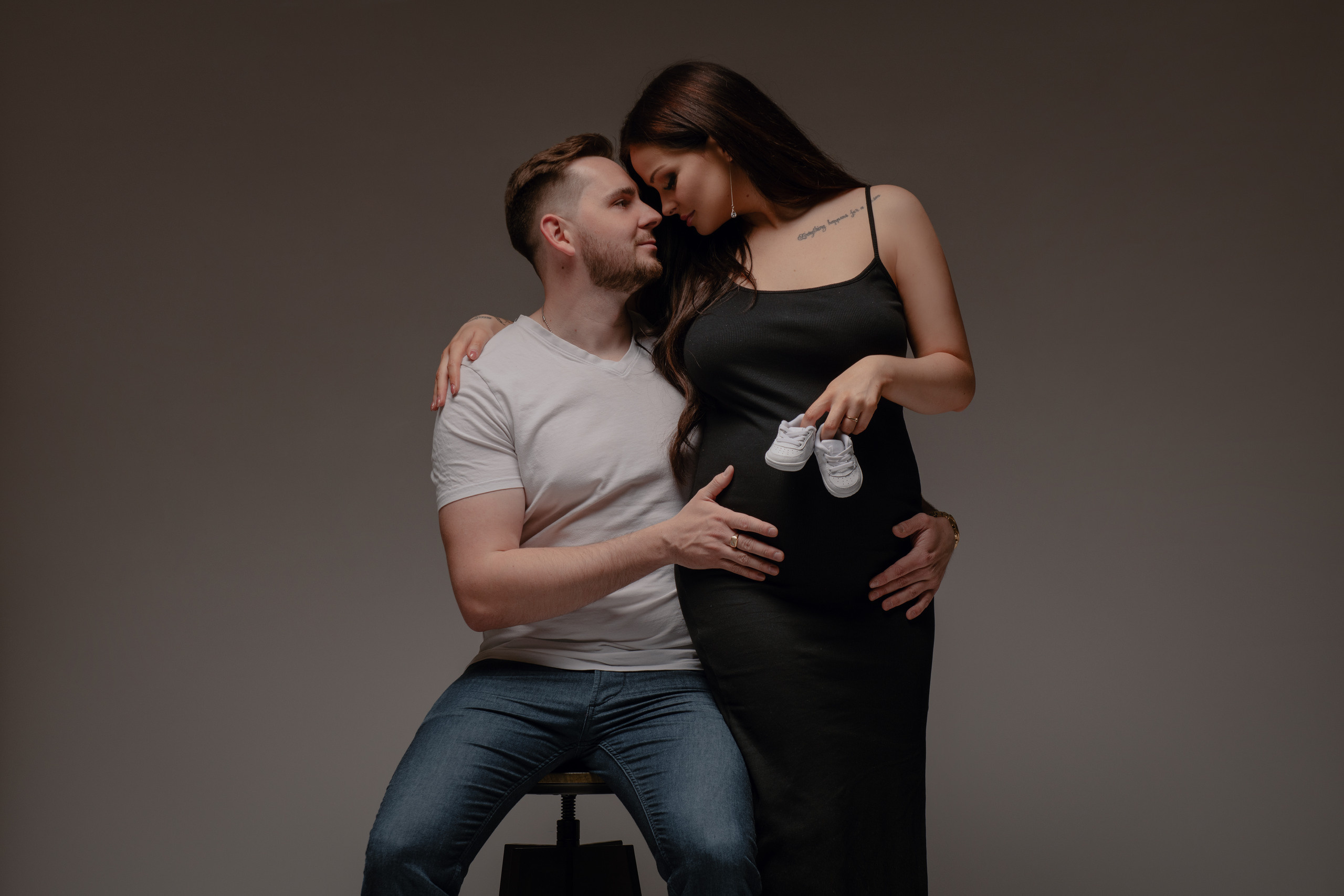 Maternity photography in the studio in Prague. Professional photographer in Prague Anastasia Haritonova