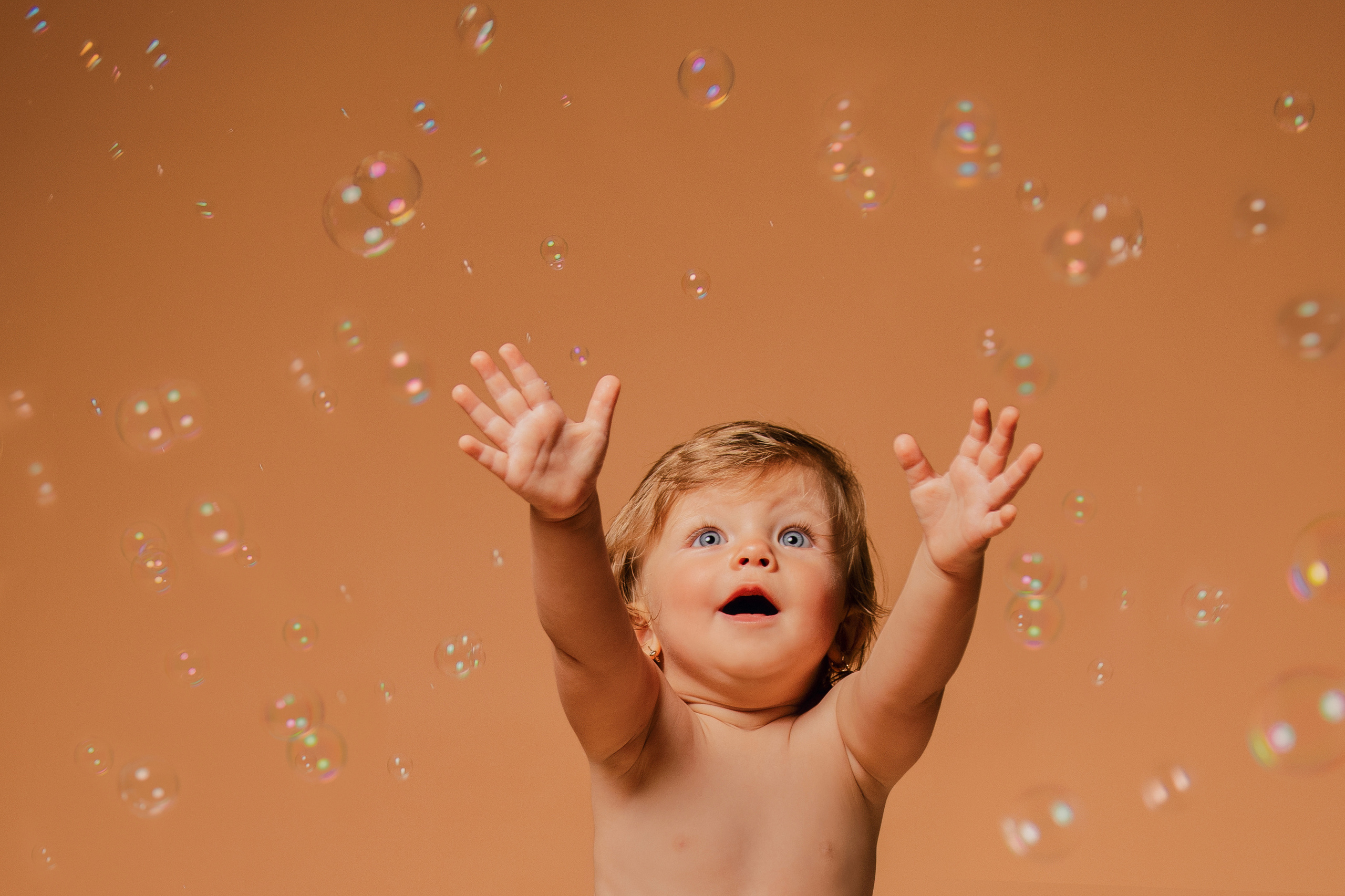 Dětské focení v ateliéru ve vaně s kačenkami a bublinami v Praze. Profesionální fotografka v Praze Anastasia Haritonova