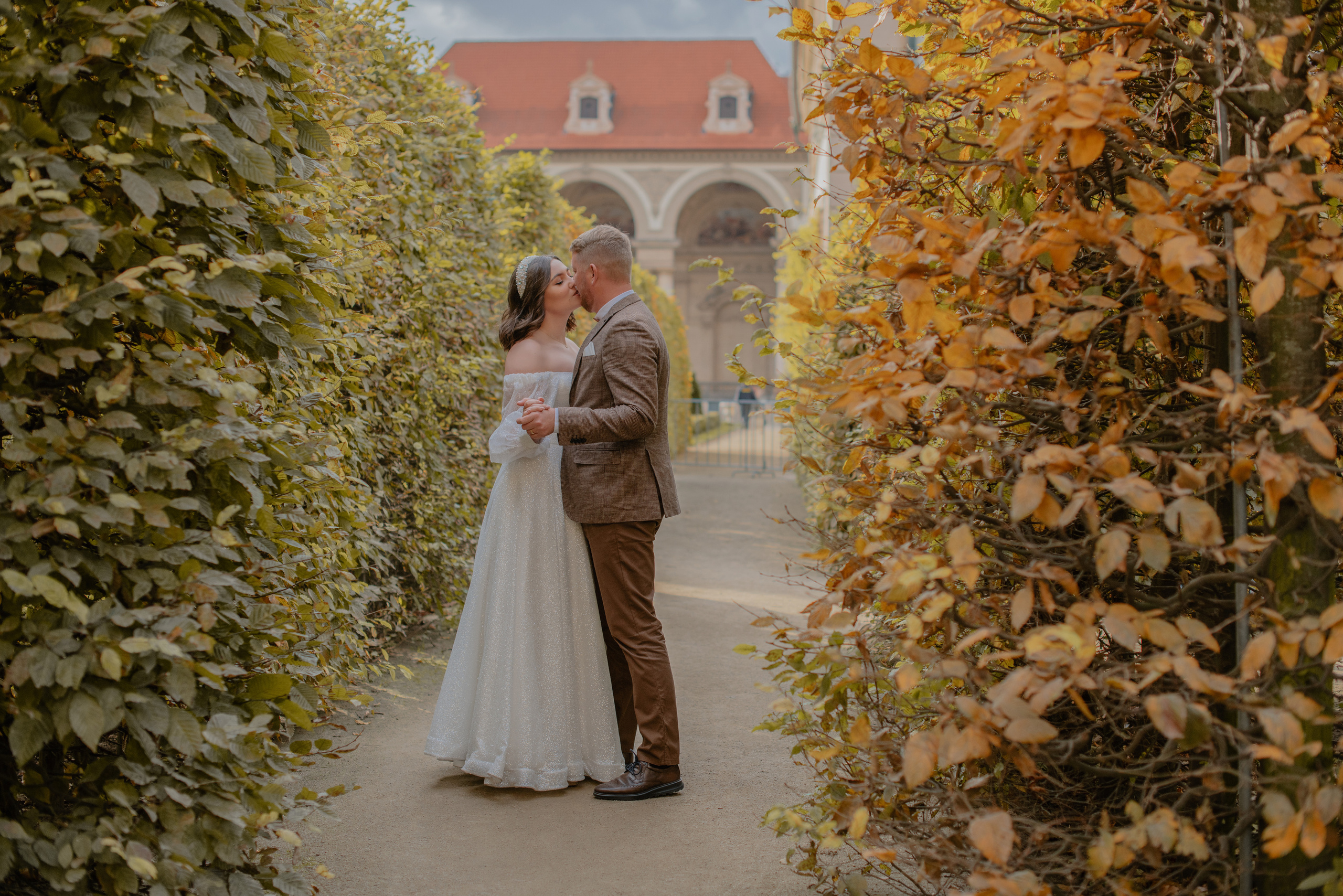 Свадебная фотосессия с видом на Карлов мост и в Валдштейнском саду. Профессиональный фотограф в Праге Анастасия Харитонова