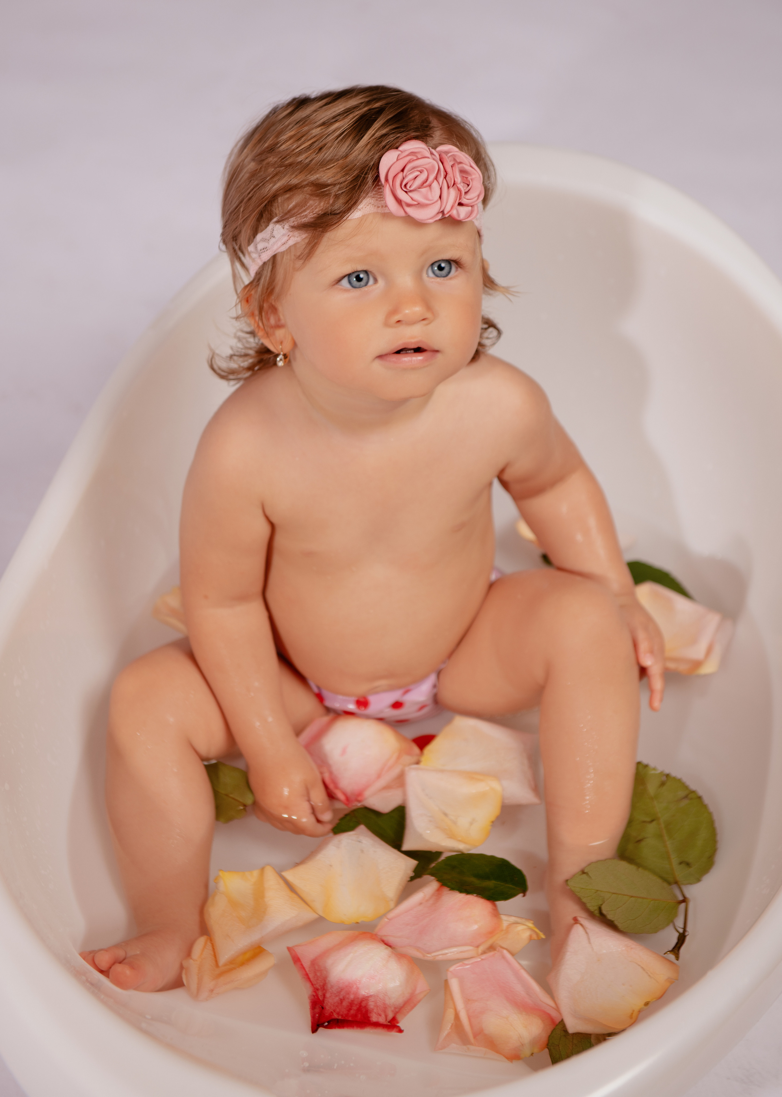 Dětské focení v ateliéru ve vaně s kačenkami a bublinami v Praze. Profesionální fotografka v Praze Anastasia Haritonova