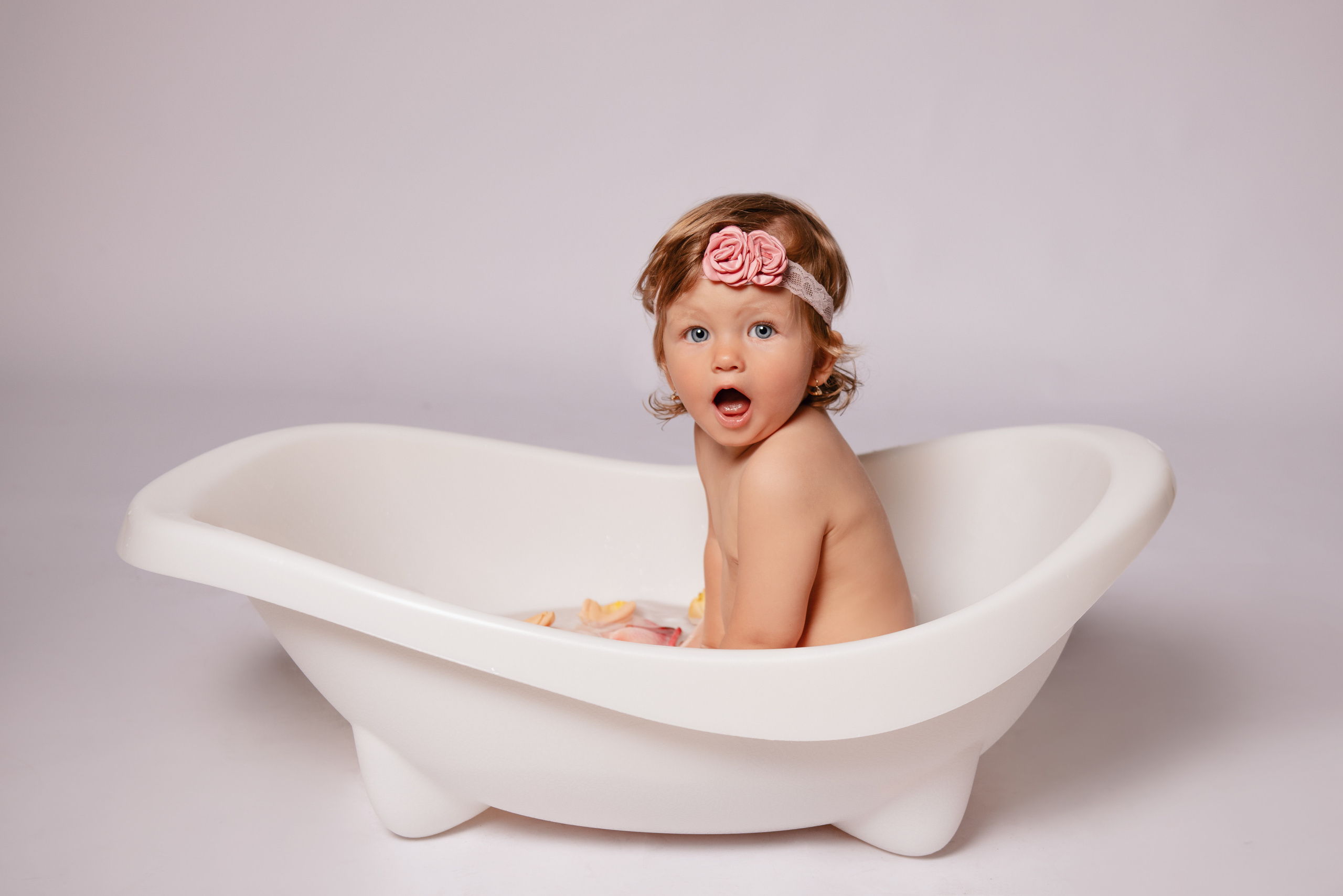 Dětské focení v ateliéru ve vaně s kačenkami a bublinami v Praze. Profesionální fotografka v Praze Anastasia Haritonova