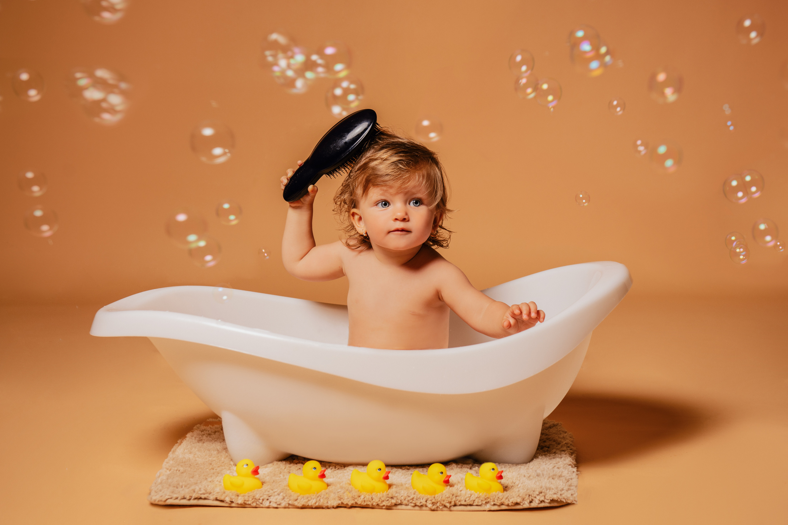 Dětské focení v ateliéru ve vaně s kačenkami a bublinami v Praze. Profesionální fotografka v Praze Anastasia Haritonova