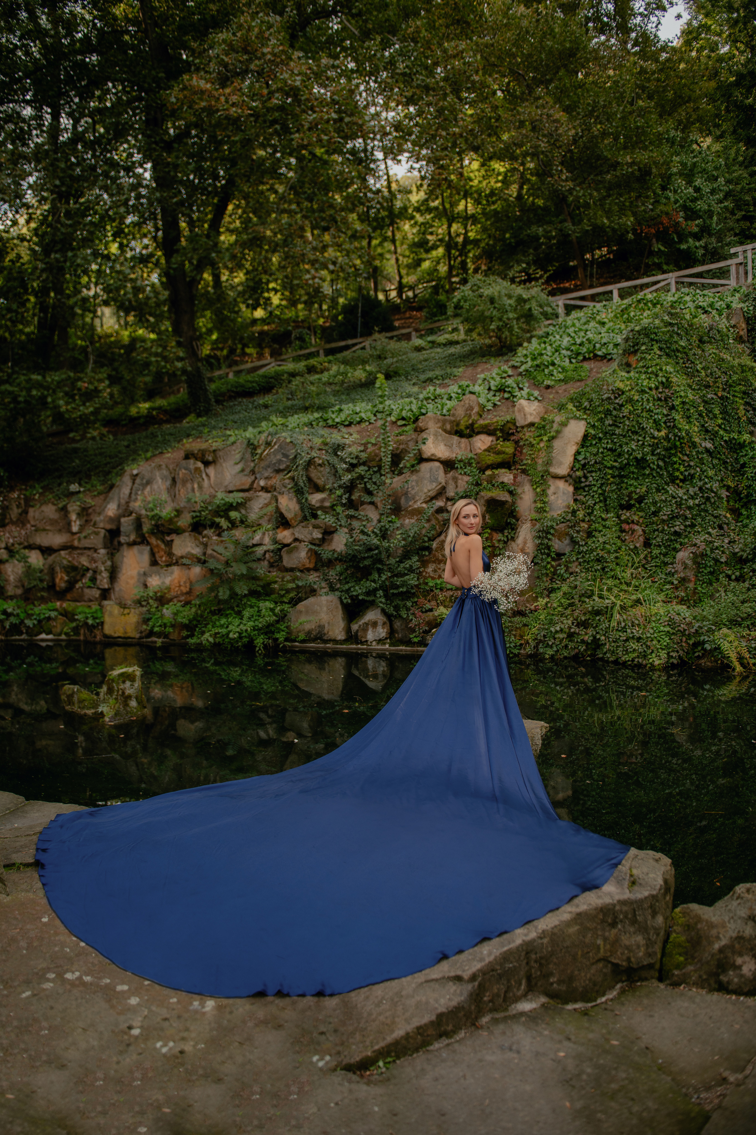 Portrétní focení v nádherných šatech v Kinského zahradě v Praze. Profesionální fotografka v Praze Anastasia Haritonova