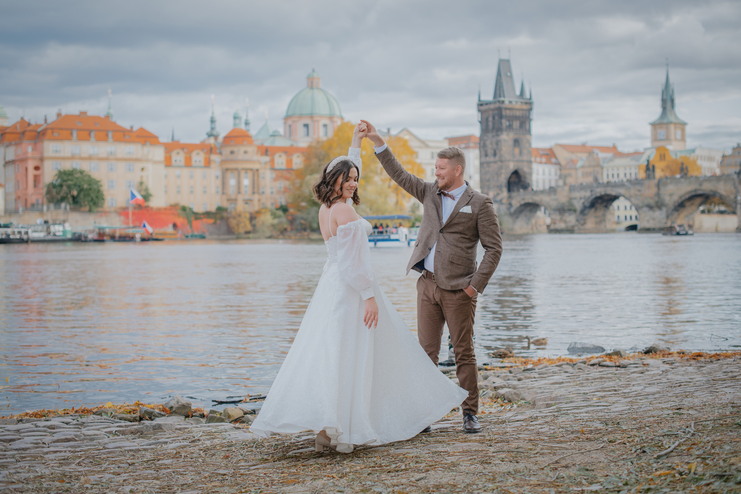 Свадебная фотосессия с видом на Карлов мост и в Валдштейнском саду. Профессиональный фотограф в Праге Анастасия Харитонова