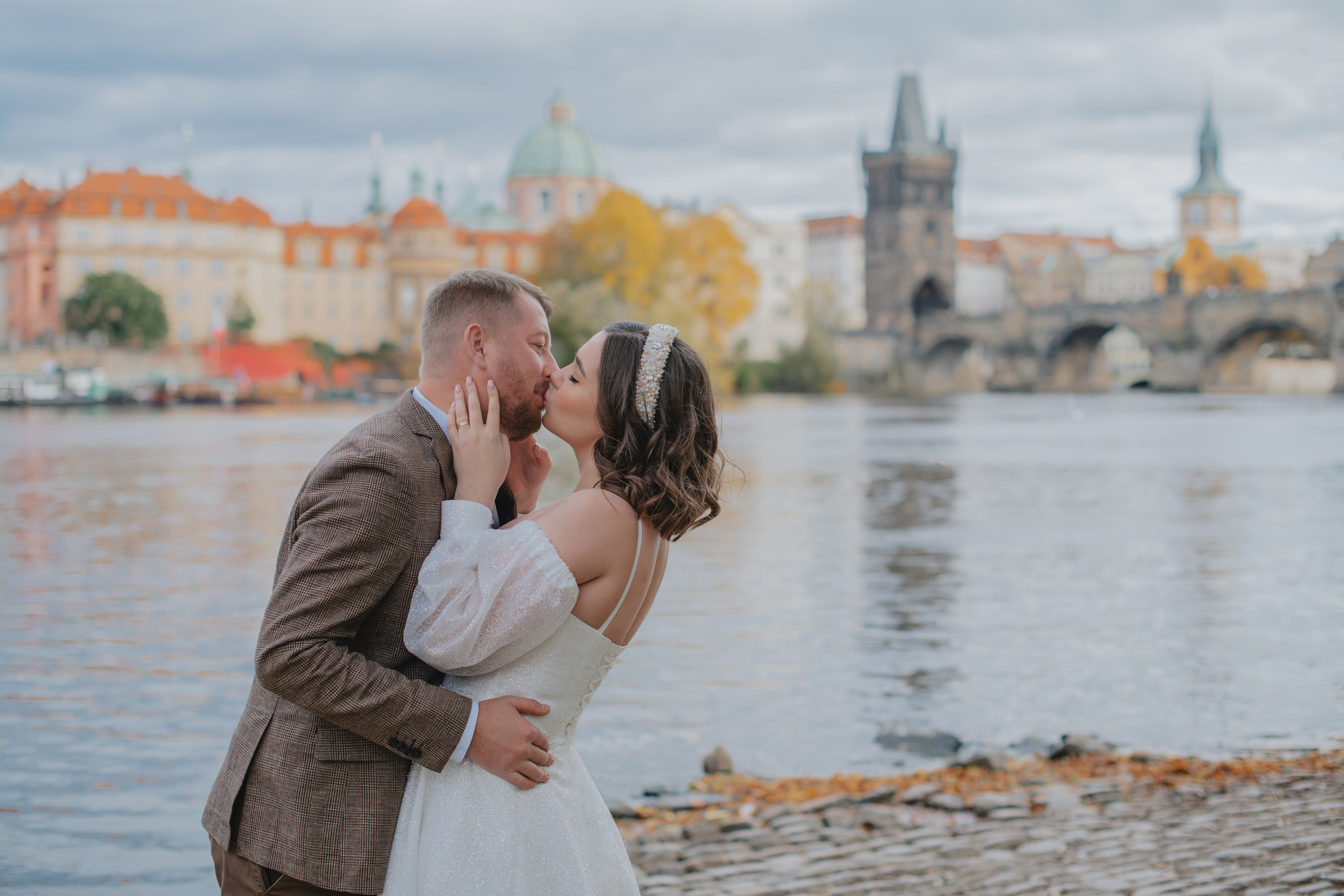 Свадебная фотосессия с видом на Карлов мост и в Валдштейнском саду. Профессиональный фотограф в Праге Анастасия Харитонова