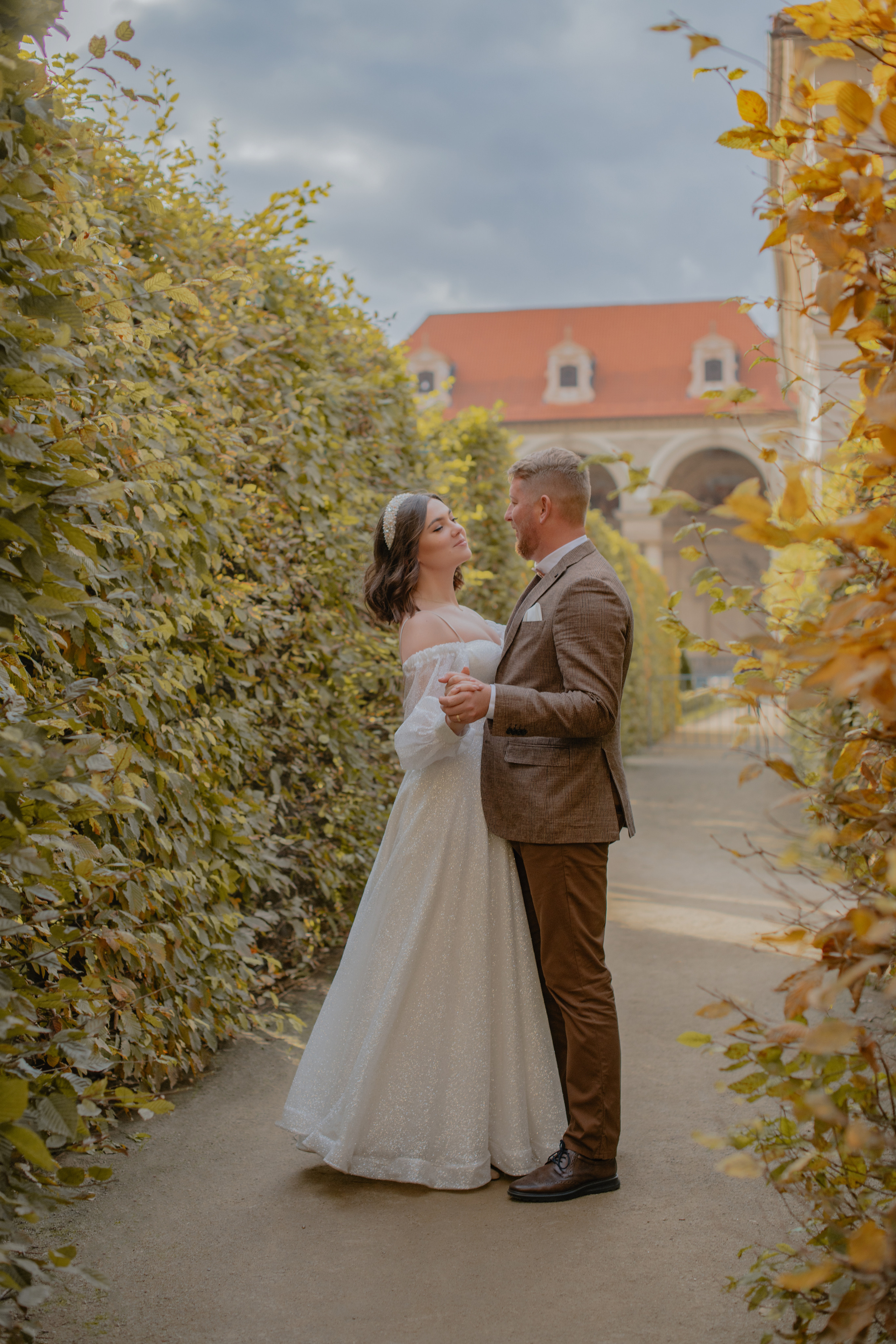 Свадебная фотосессия с видом на Карлов мост и в Валдштейнском саду. Профессиональный фотограф в Праге Анастасия Харитонова