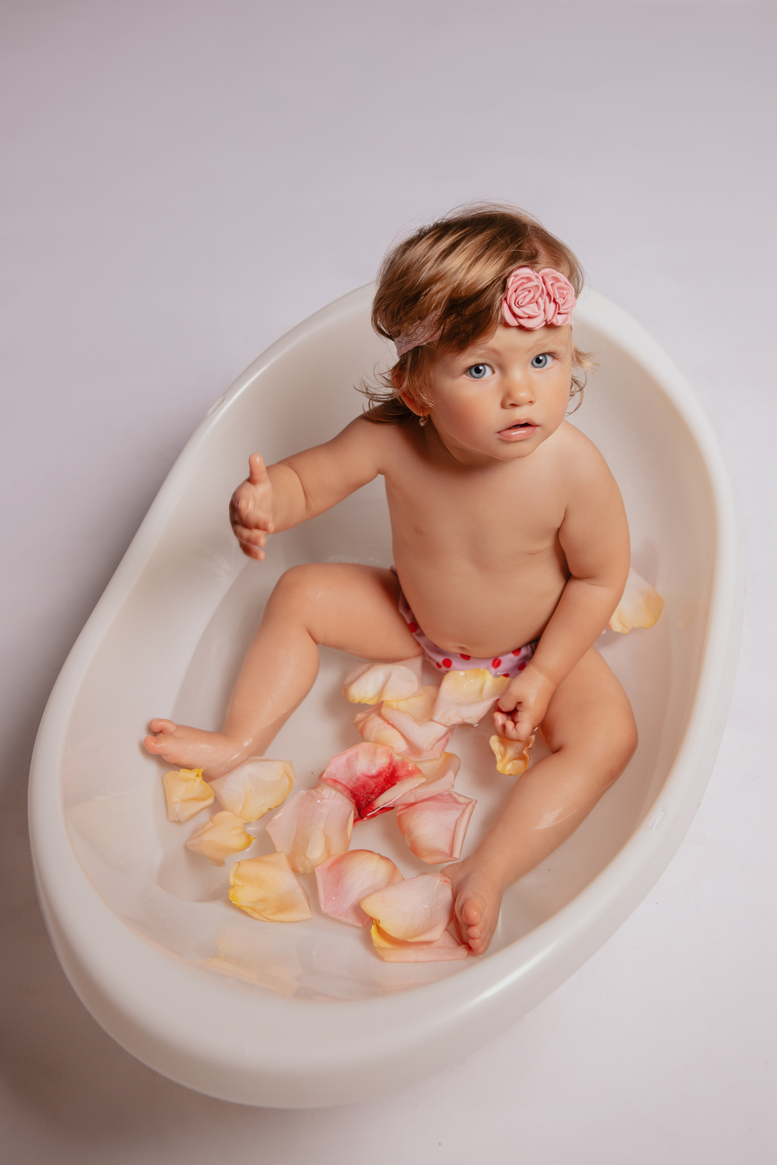 Dětské focení v ateliéru ve vaně s kačenkami a bublinami v Praze. Profesionální fotografka v Praze Anastasia Haritonova