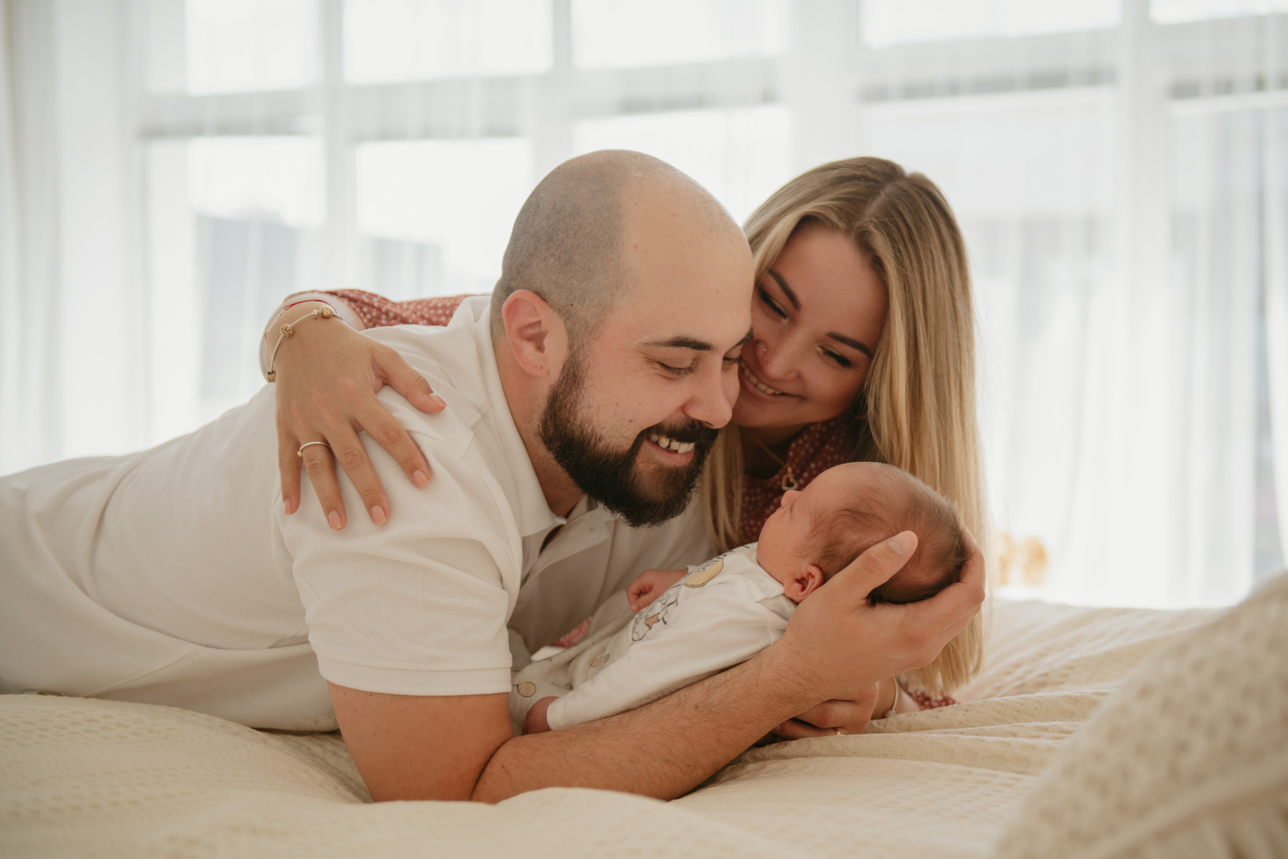 Rodinné focení s miminkem v ateliéru v Praze. Profesionální fotografka v Praze Anastasia Haritonova