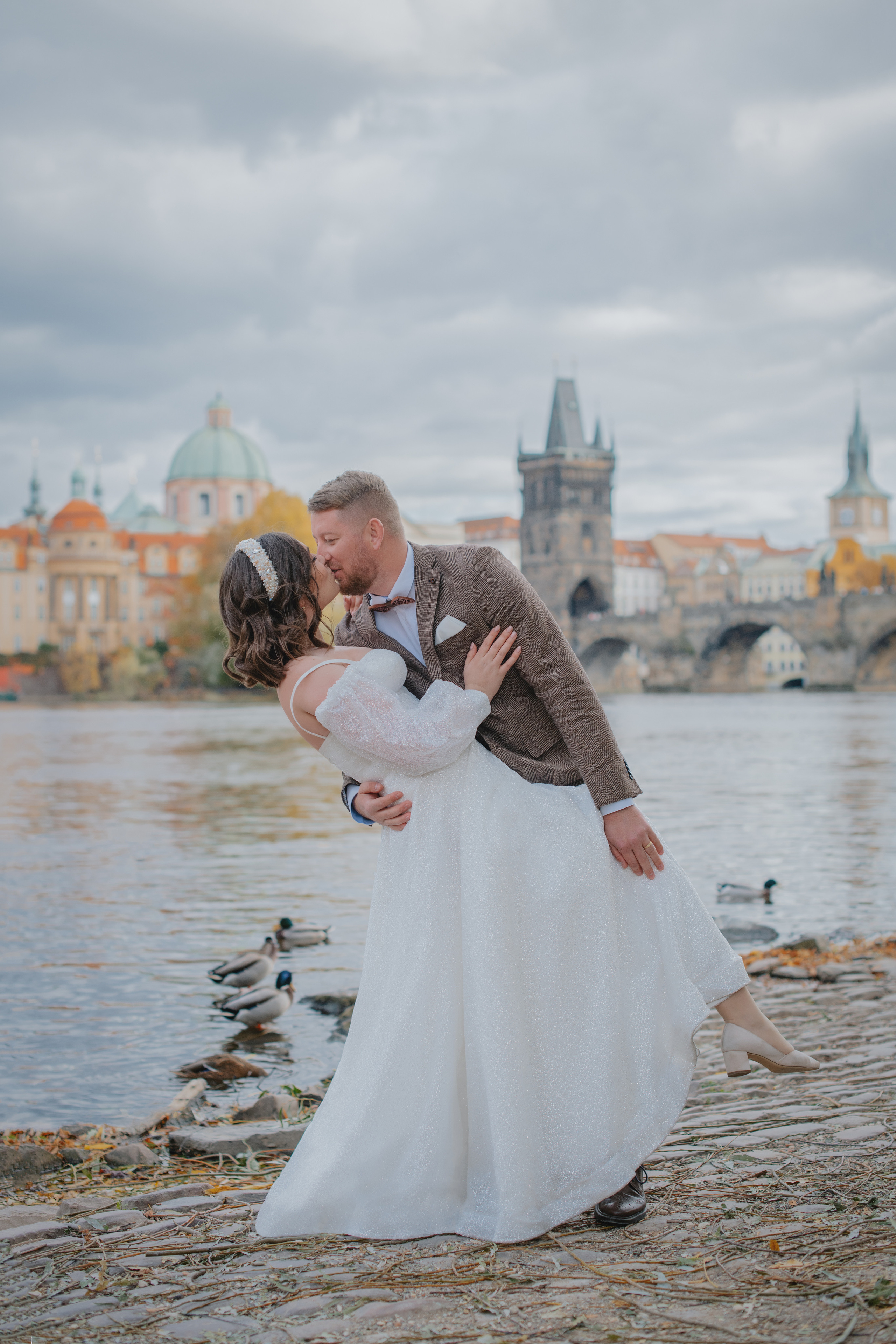 Свадебная фотосессия с видом на Карлов мост и в Валдштейнском саду. Профессиональный фотограф в Праге Анастасия Харитонова