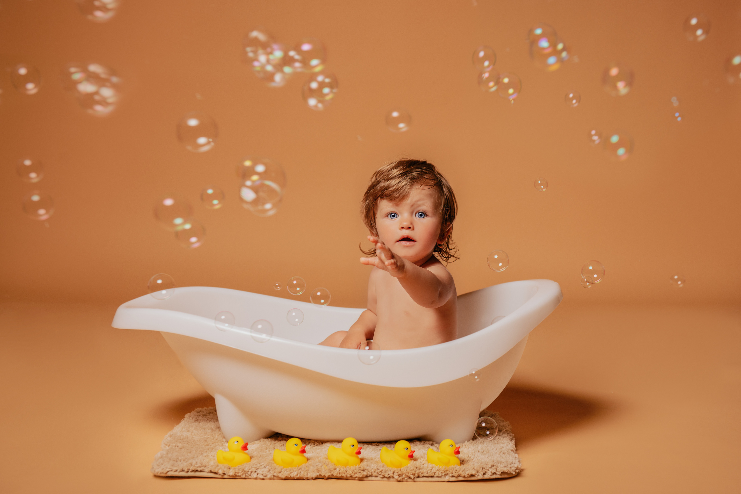 Dětské focení v ateliéru ve vaně s kačenkami a bublinami v Praze. Profesionální fotografka v Praze Anastasia Haritonova
