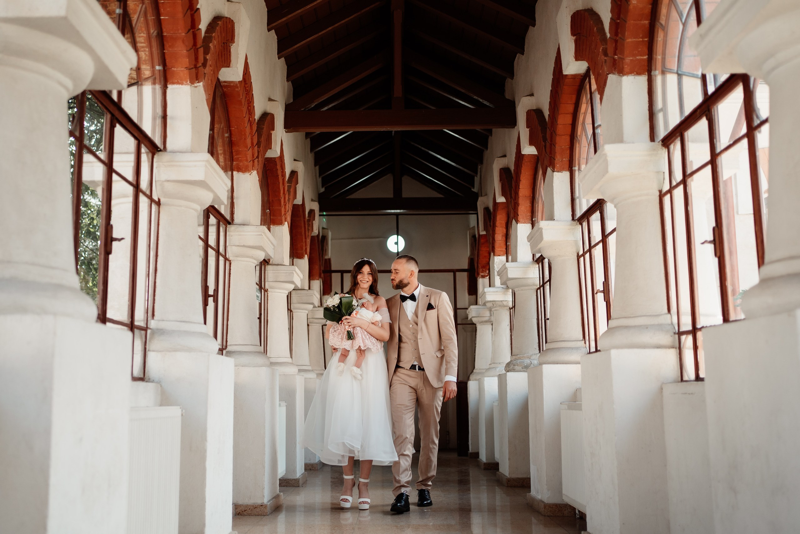 Miri fericiți în fața oficiului stării civile din Bucuresti, Sector 1, celebrând începutul unei noi vieți împreună. Fotografie de cununie civilă, capturând naturalețea și bucuria momentului special.