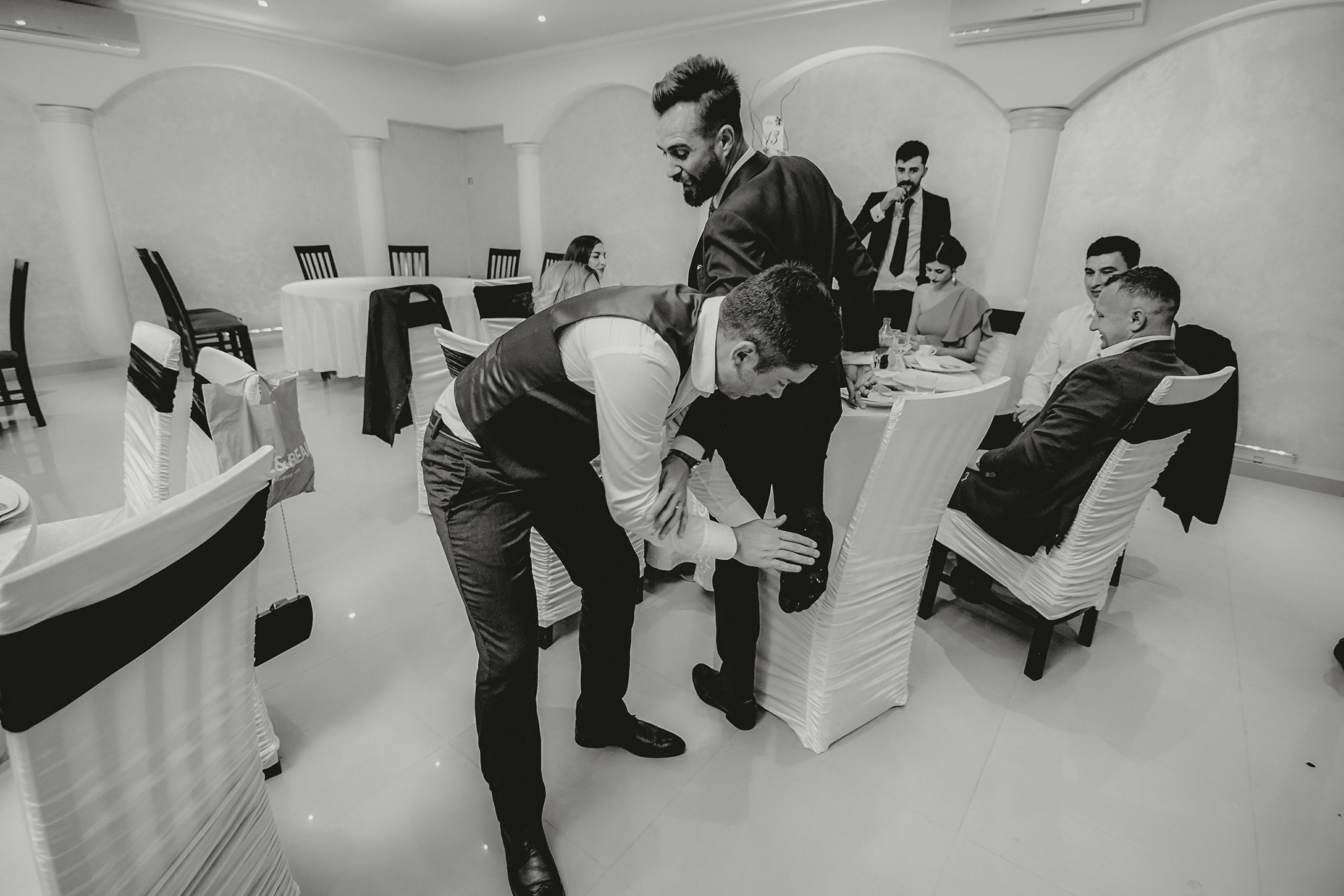 Fotograf profesionist de nuntă. Cu o abordare creativă și tehnici unice, spunem povestea voastră prin imagini pline de iubire și naturalețe. Descoperă arta fotografiei de nuntă . Fotograf Iasi, fotograf de nunta Suceava. Fotografii de nuntă. Pachet fotografii de nuntă. Fotograf Iasi, fotograf Suceava, fotograf Botosani, fotograf Romania. Servicii foto nuntă. Servicii foto-video.