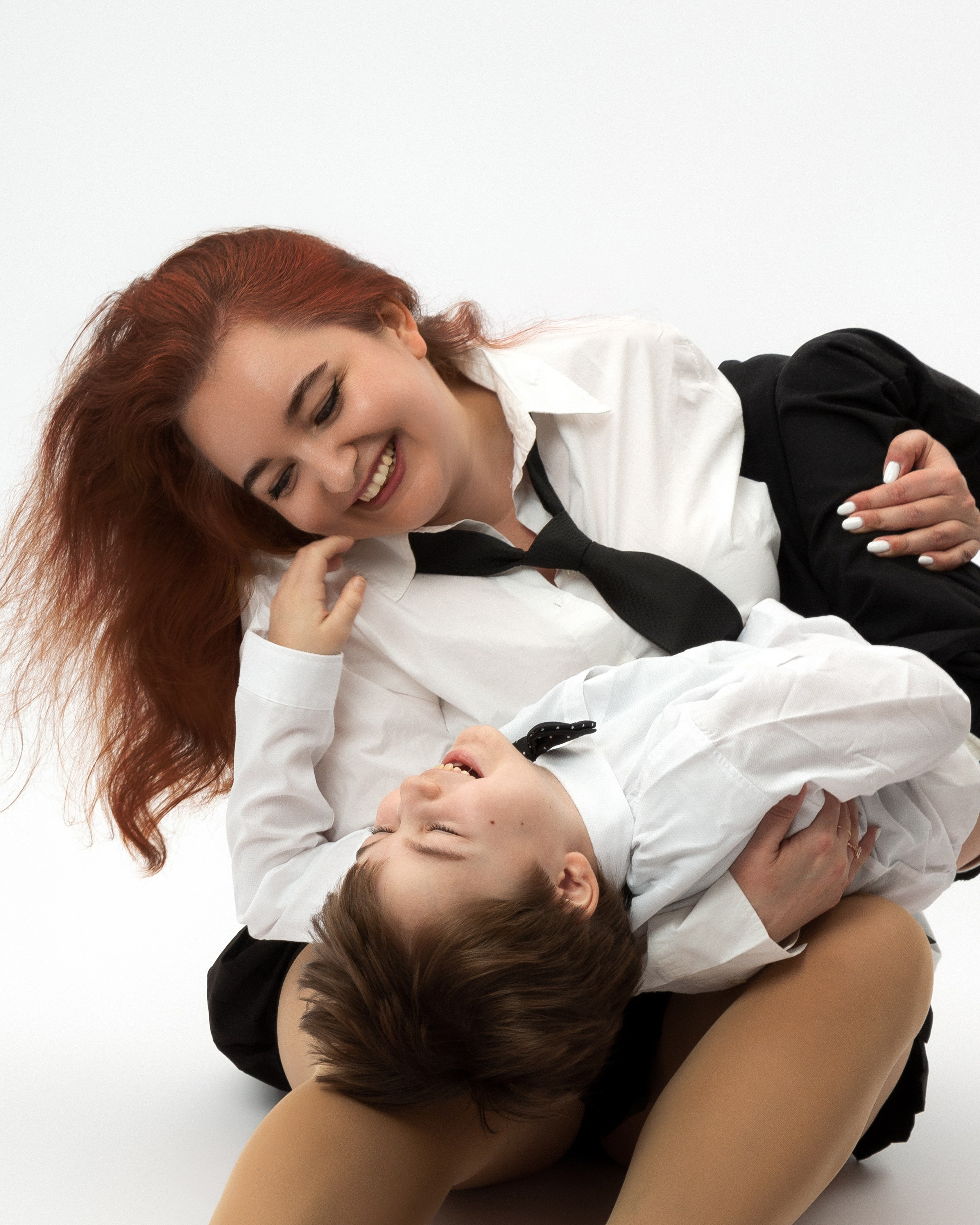 Ksenia und ihr Sohn umarmen sich herzlich – liebevolle Familienaufnahme