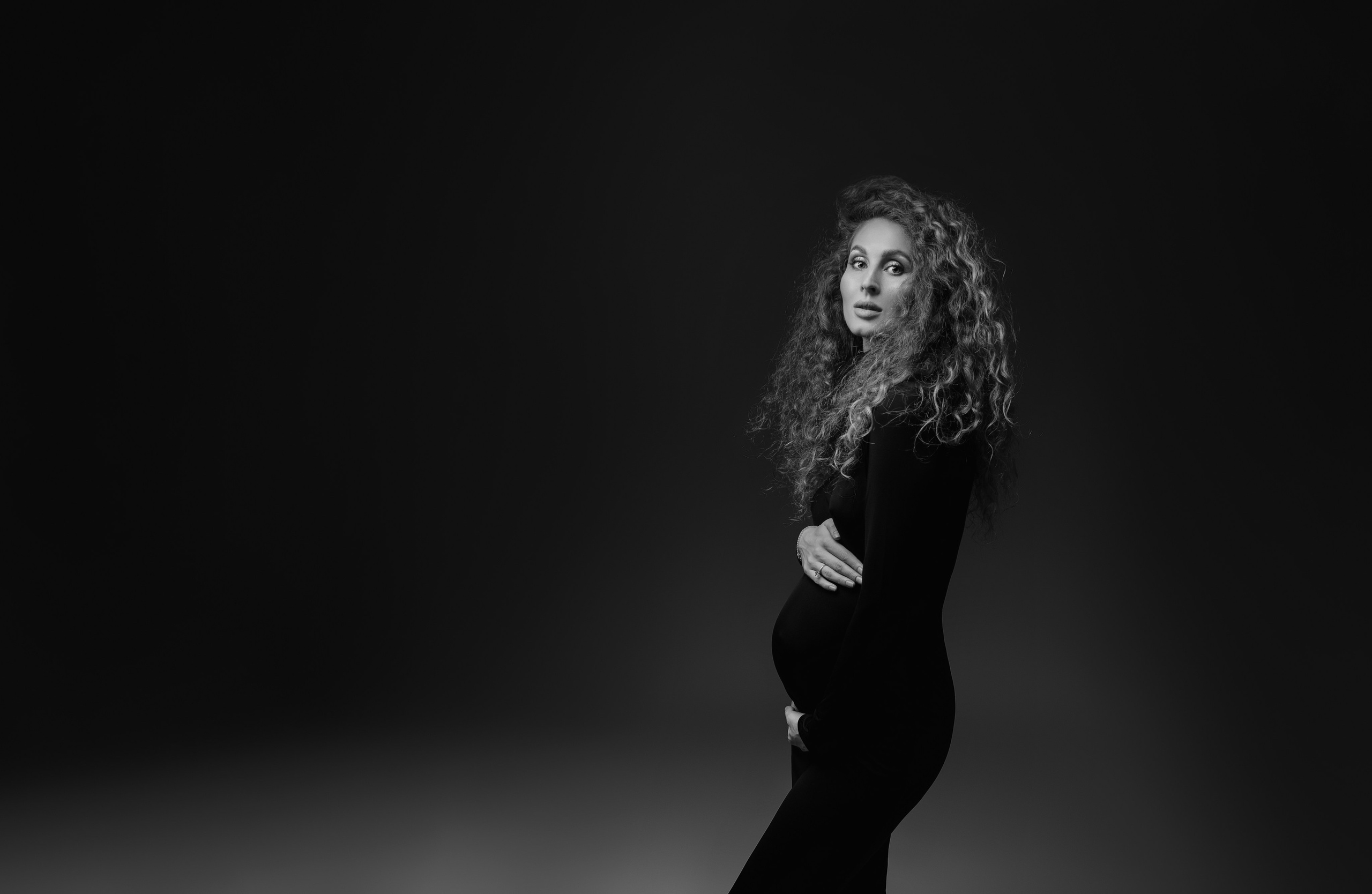 Студийная фотосессия беременности в студии в Ницце, Франция, Лазурка. МАРИЯ ВАЛУЕВА Фотограф в Ницце, Каннах, Монако, Франции, Европе. Фотограф в Стамбуле