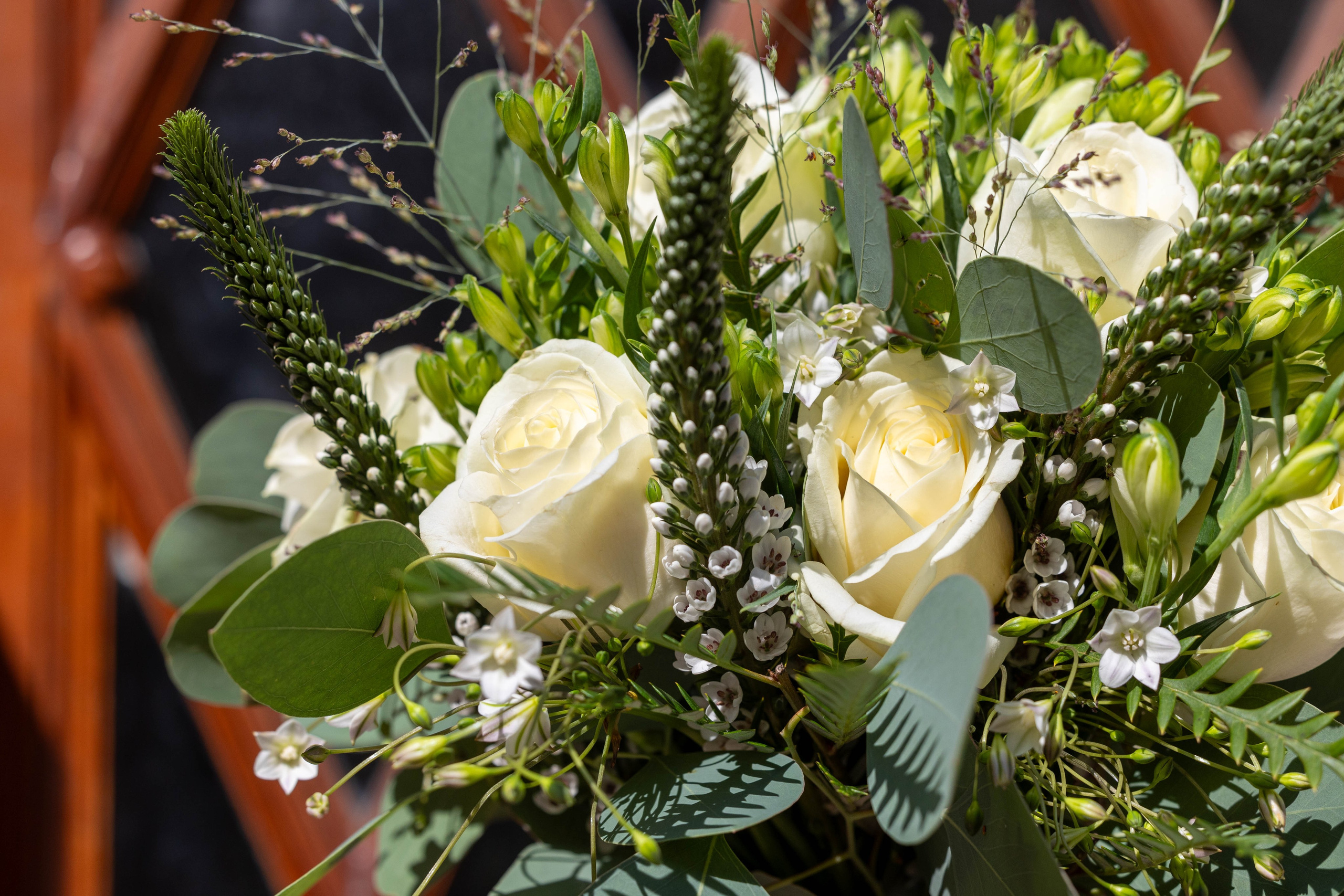 En flot brudebuket, bundet tæt som en smuk rokoko, med silkebånd elegant viklet rundt om, hvor bruden holder. Leveres i Aarhus og omegn 