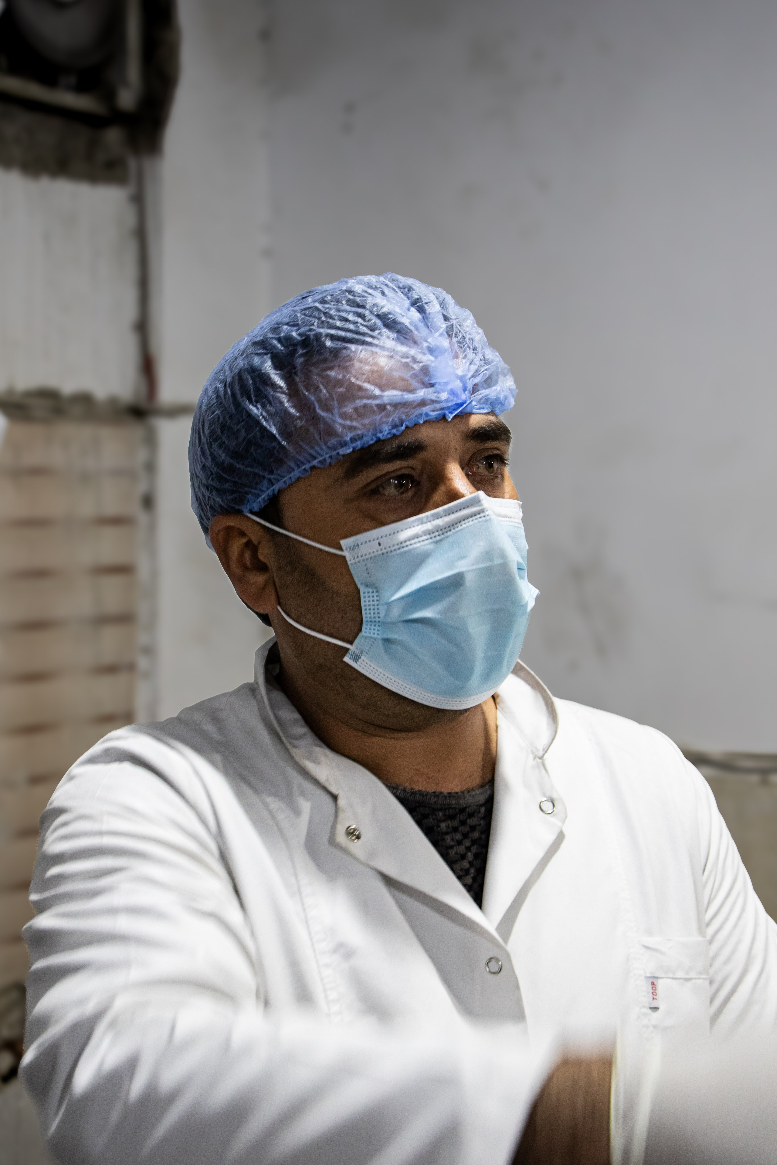 Portrait d'un médecin légiste de l'association Syrian Missing Person, qui enquête sur les ossements retrouvés dans les fosses communes de Daesh.