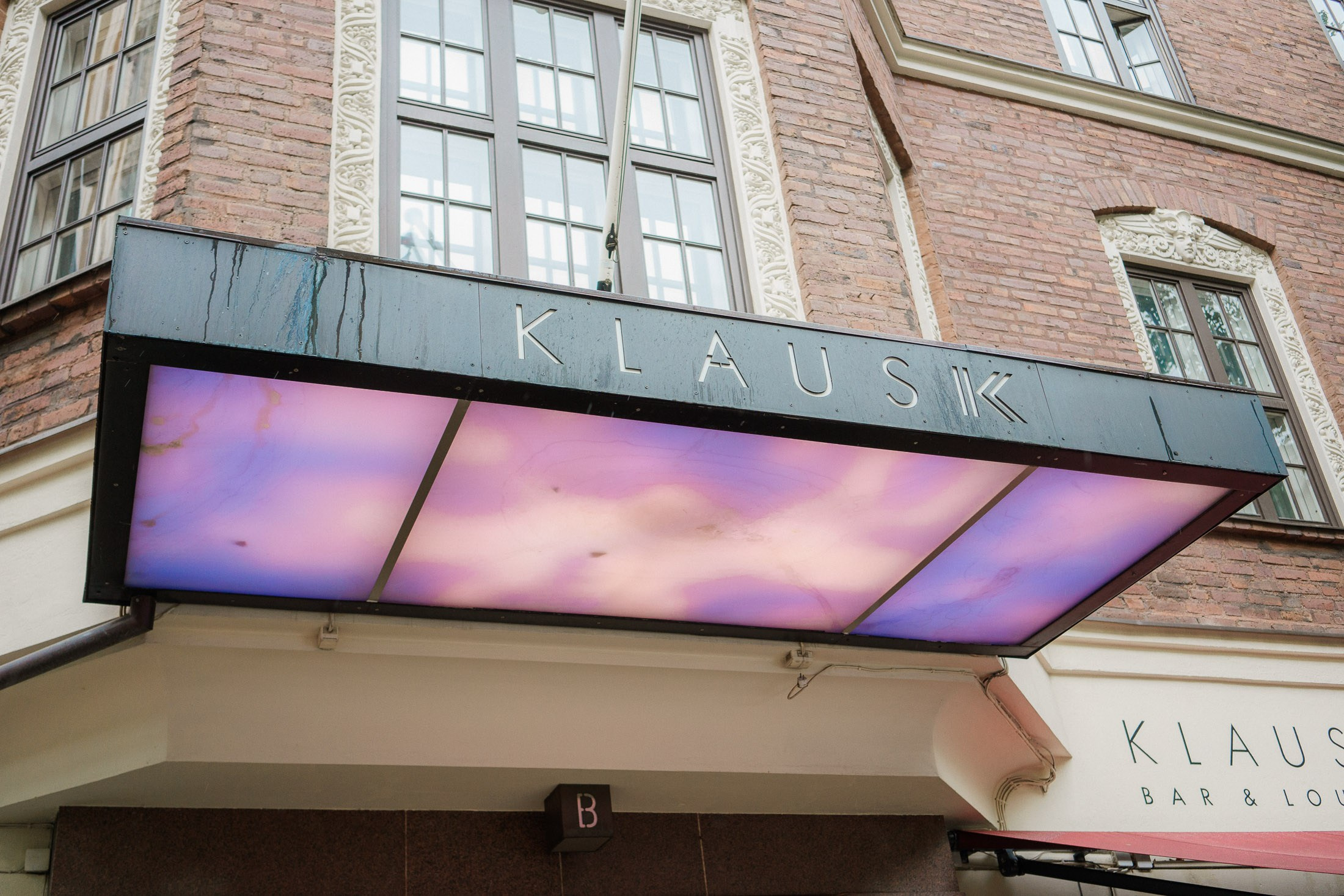 M&P, häävalokuvaus Klaus K, Rake-sali ja Helsingin vanha kirkko