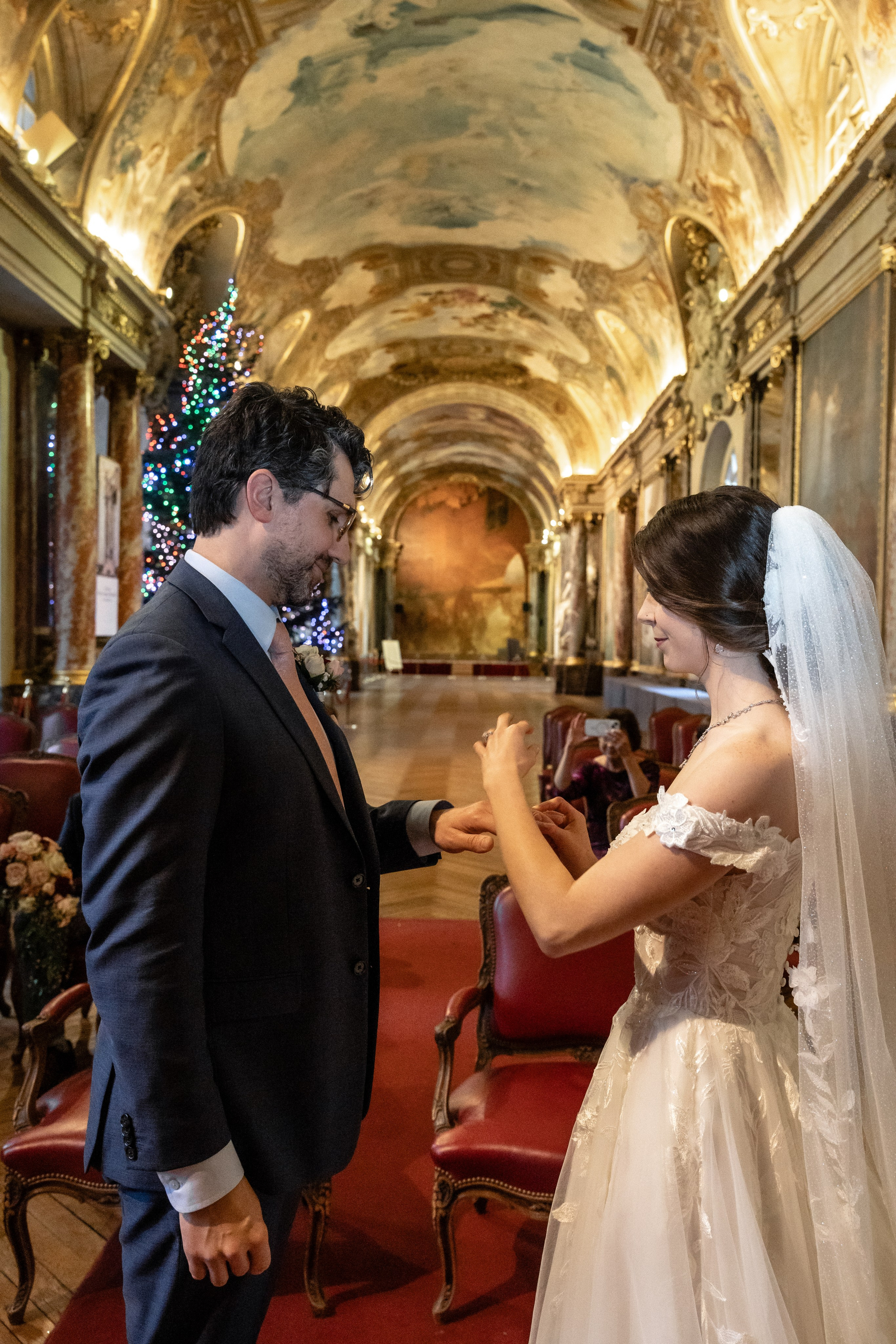 Christmas wedding to remember in Toulouse, Capitole. Gillian & Scott. Eugenie Smirnova — wedding, corporate and lifestyle photographer in Toulouse and Southwest France