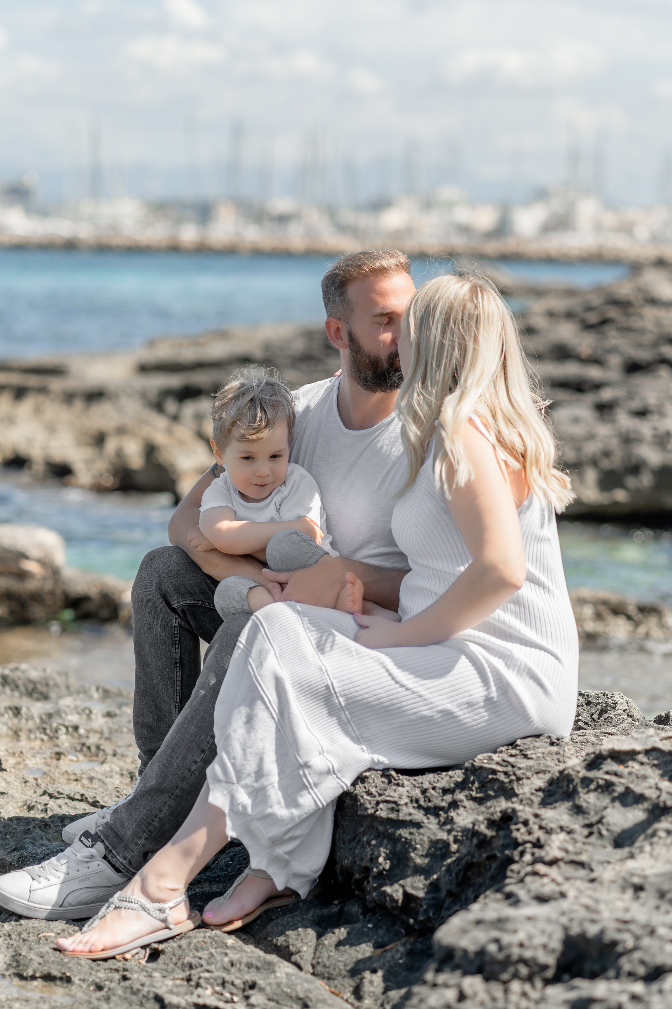 Babybauch-Shooting am Meer auf Mallorca mit Familie. Deine Fotografin auf Mallorca für Familien und Business