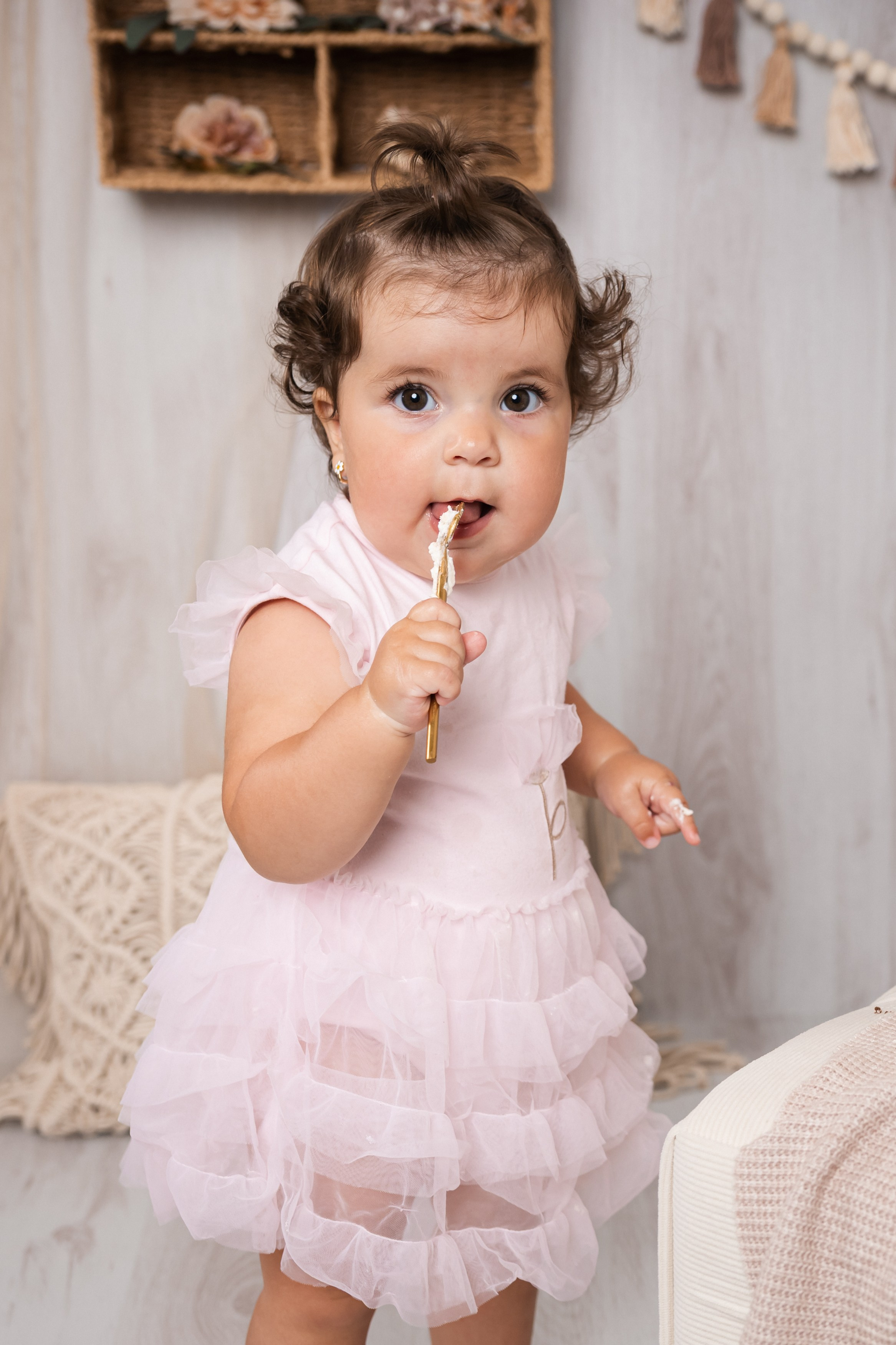 Smash cake focení — první narozeniny plné radosti. Lifestyle a rodinná fotografka v Pisku Oxana Telupilova