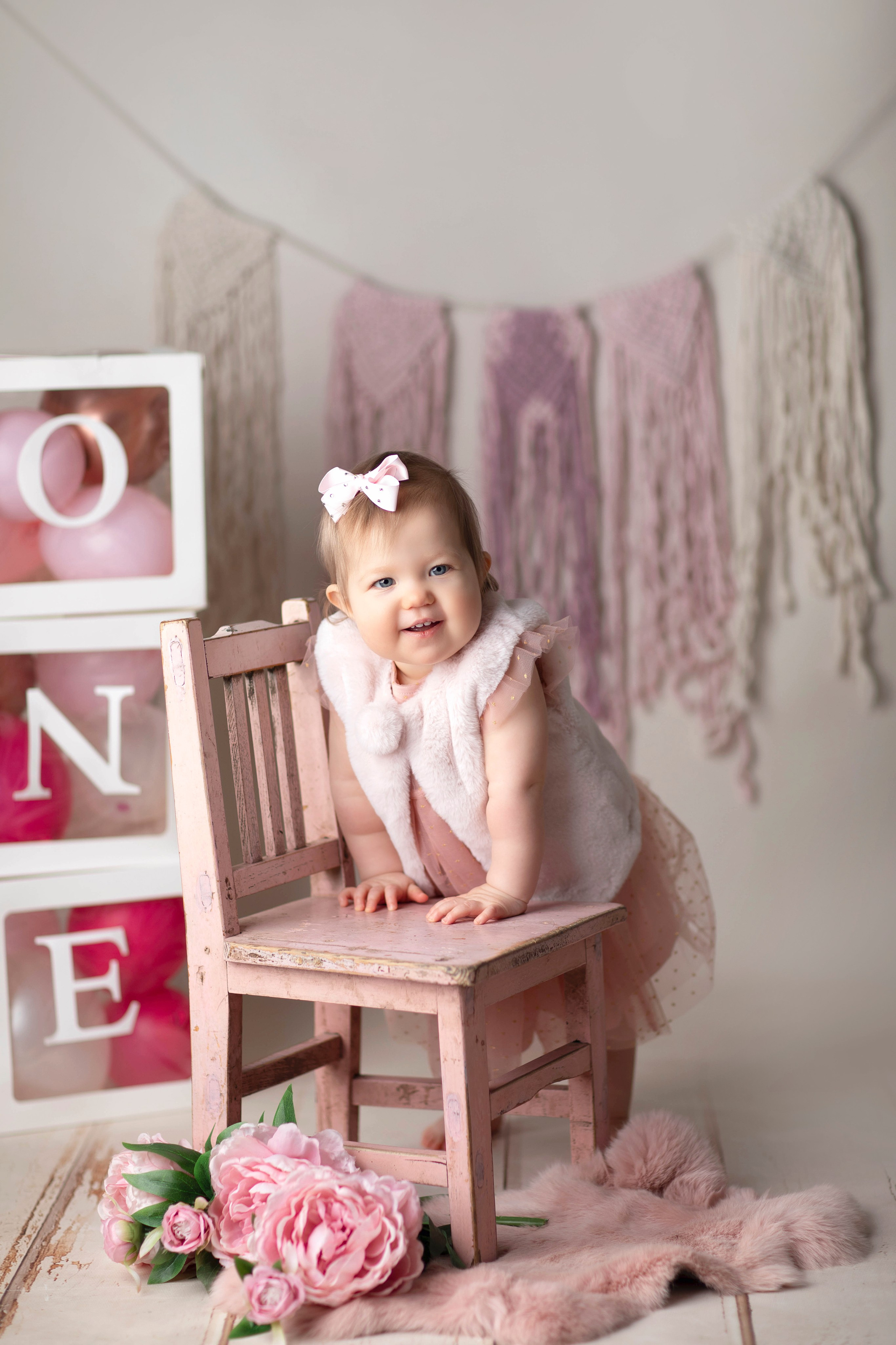 Fira ditt barns första år med en glad och minnesvärd fotossession för att dokumentera detta speciella födelsedagsögonblick.