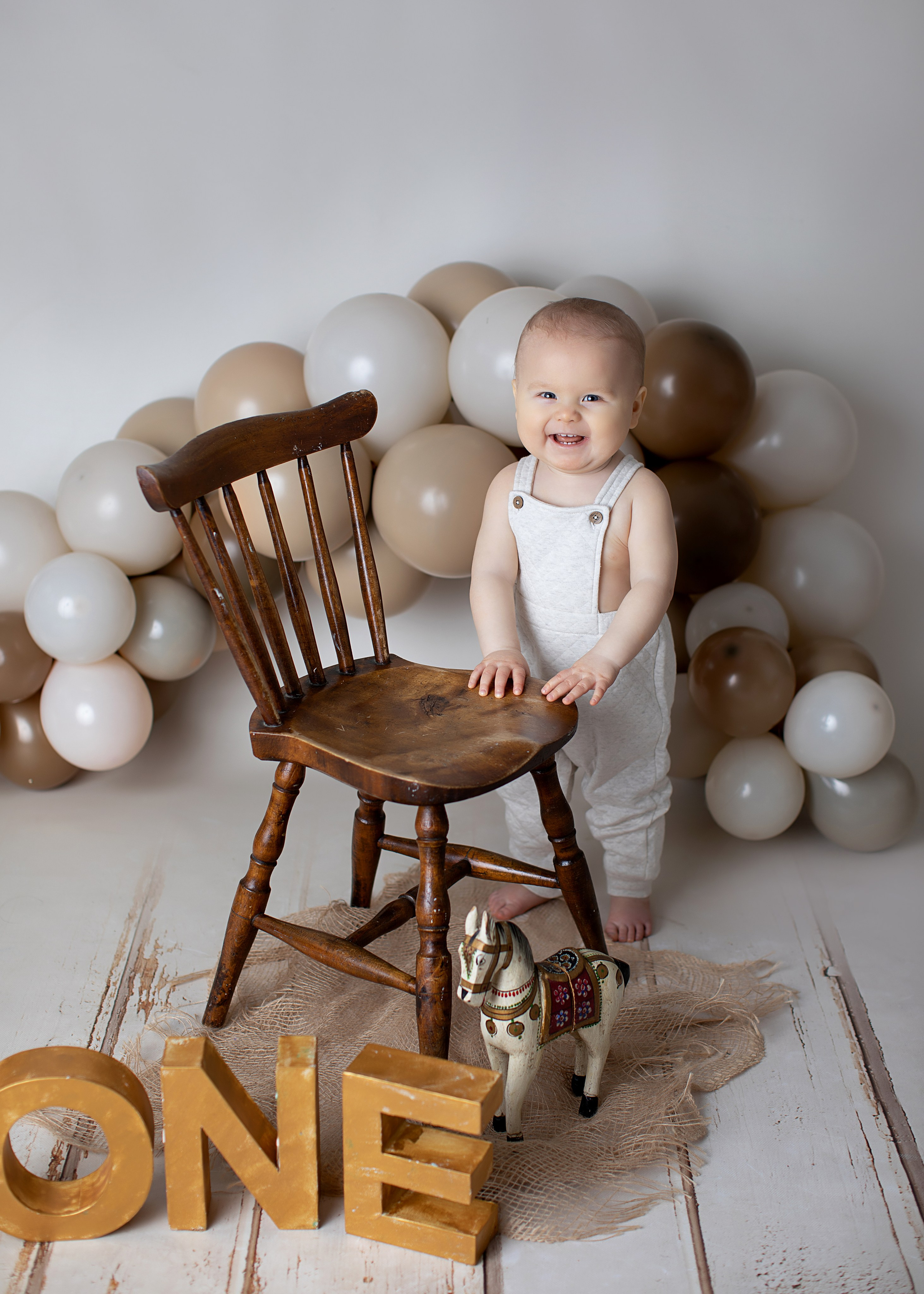 Fira ditt barns första år med en glad och minnesvärd fotossession för att dokumentera detta speciella födelsedagsögonblick.