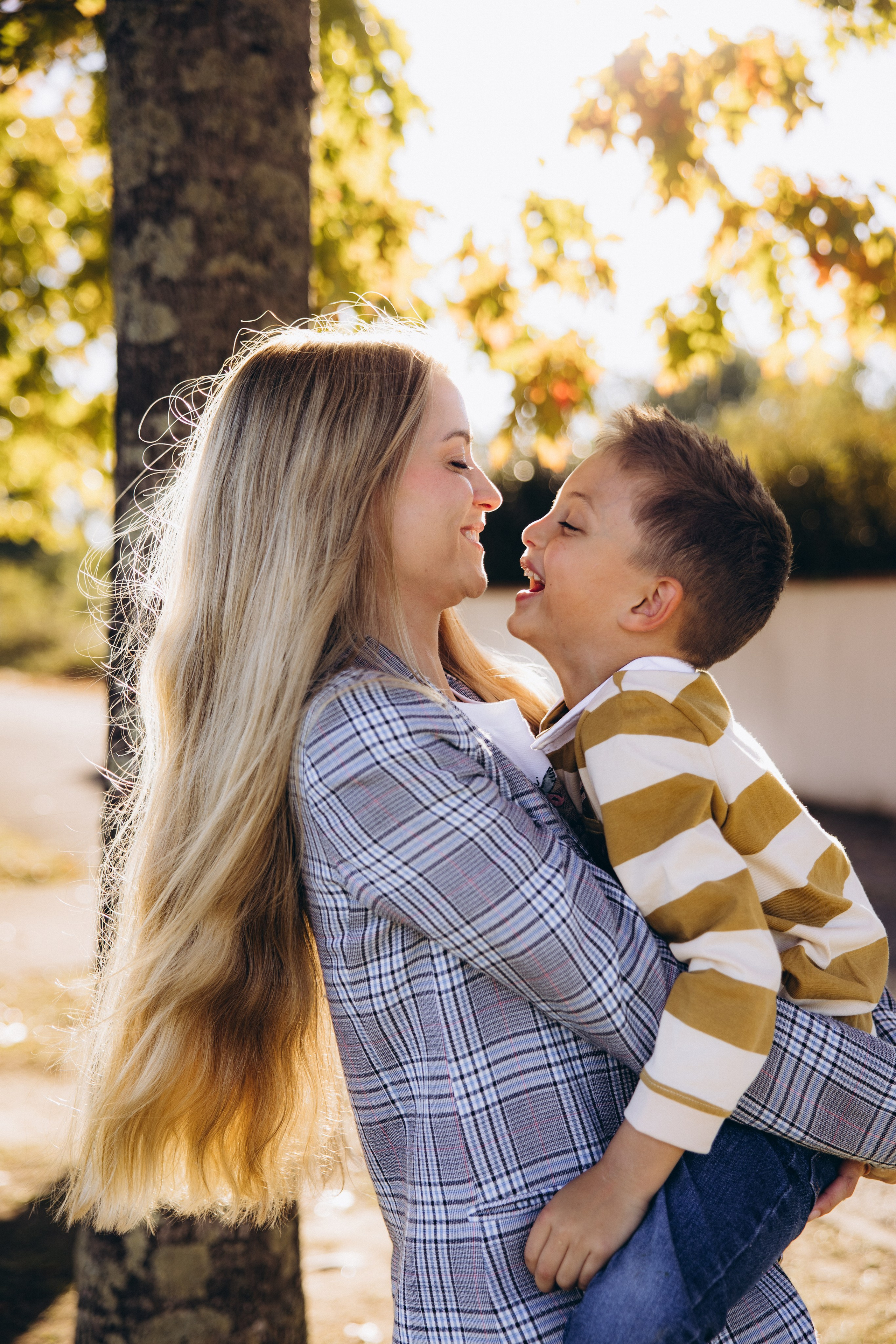 Autumn mother-son family photoshoot in Toulouse. Eugenie Smirnova — wedding, corporate and lifestyle photographer in Toulouse and Southwest France