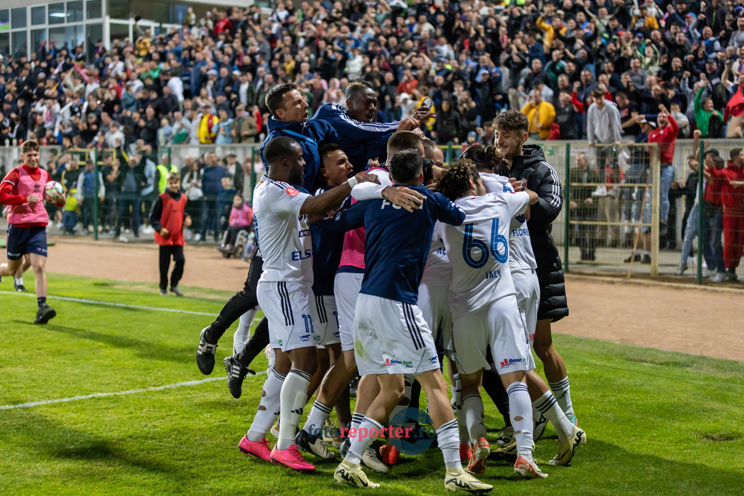 Galerie Foto: FC Botoșani vs. CS Mioveni - Pe 17 mai 2024, am fost martorii unei partide incredibile între FC Botoșani și CS Mioveni, în prima manșă a barajului pentru evitarea retrogradării. În fața unui stadion plin de emoție și speranță, echipa noastră a obținut o victorie importantă, cu un gol marcat de Aldair în minutul 93. 💪 *FC Botoșani 1-0 CS Mioveni*⚽️ Urmăriți momentele cheie ale meciului și bucuria suporterilor în această galerie foto! Pregătiți-vă pentru meciul de retur de pe 24 mai, când vom lupta din nou pentru a rămâne în prima ligă.#FCBotoșani #CSMioveni #BarajRetrogradare #ForzaBotoșani 