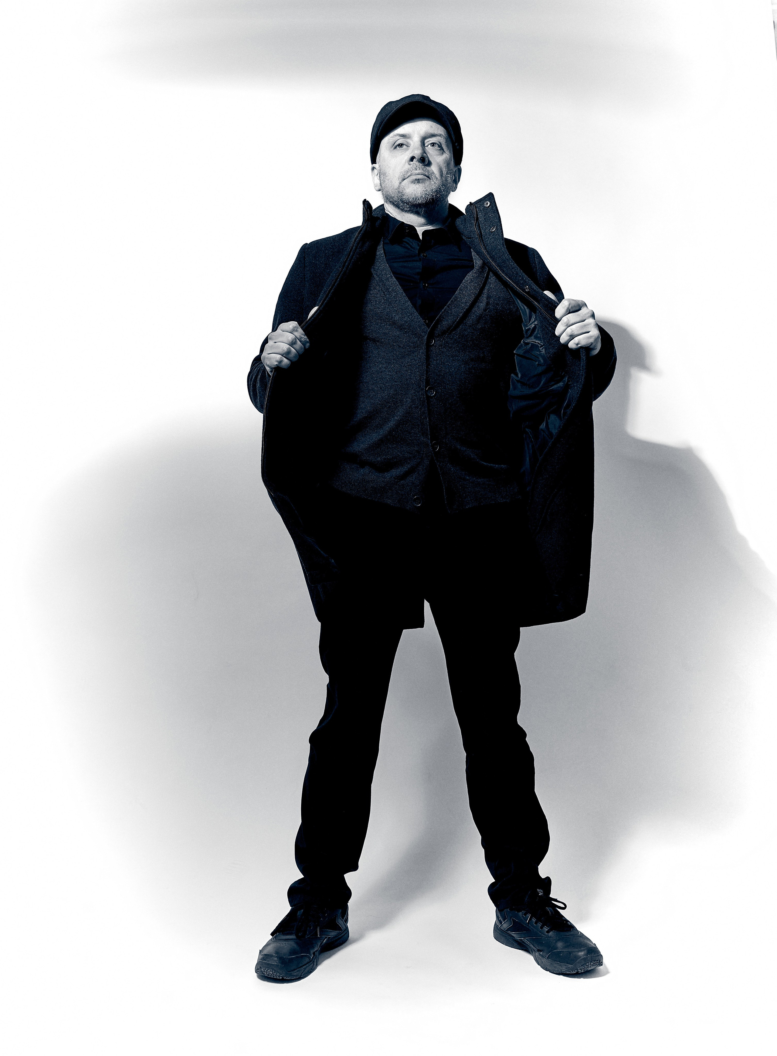 Portretowy fotograf Andriej Szypiłow - Spojrzenie na Kumpla w stylu Noir. Każdy z nas ma swoją ciemną stronę… Portret czarno-biały. BW. Black and White Portrait.