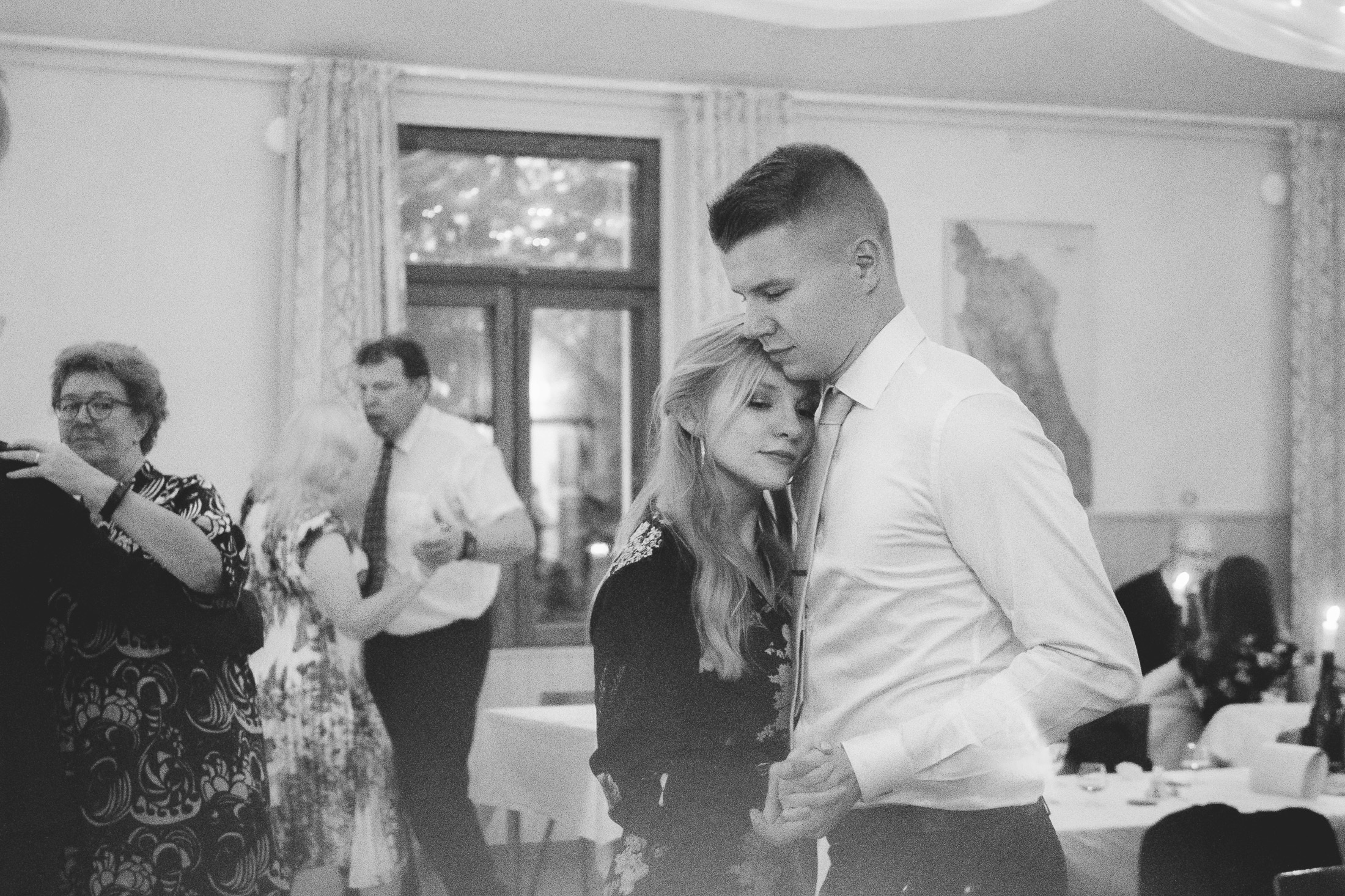 Anniina&Teemu, Pyhtään kirkonkylä, hääkuvaaja Kotka