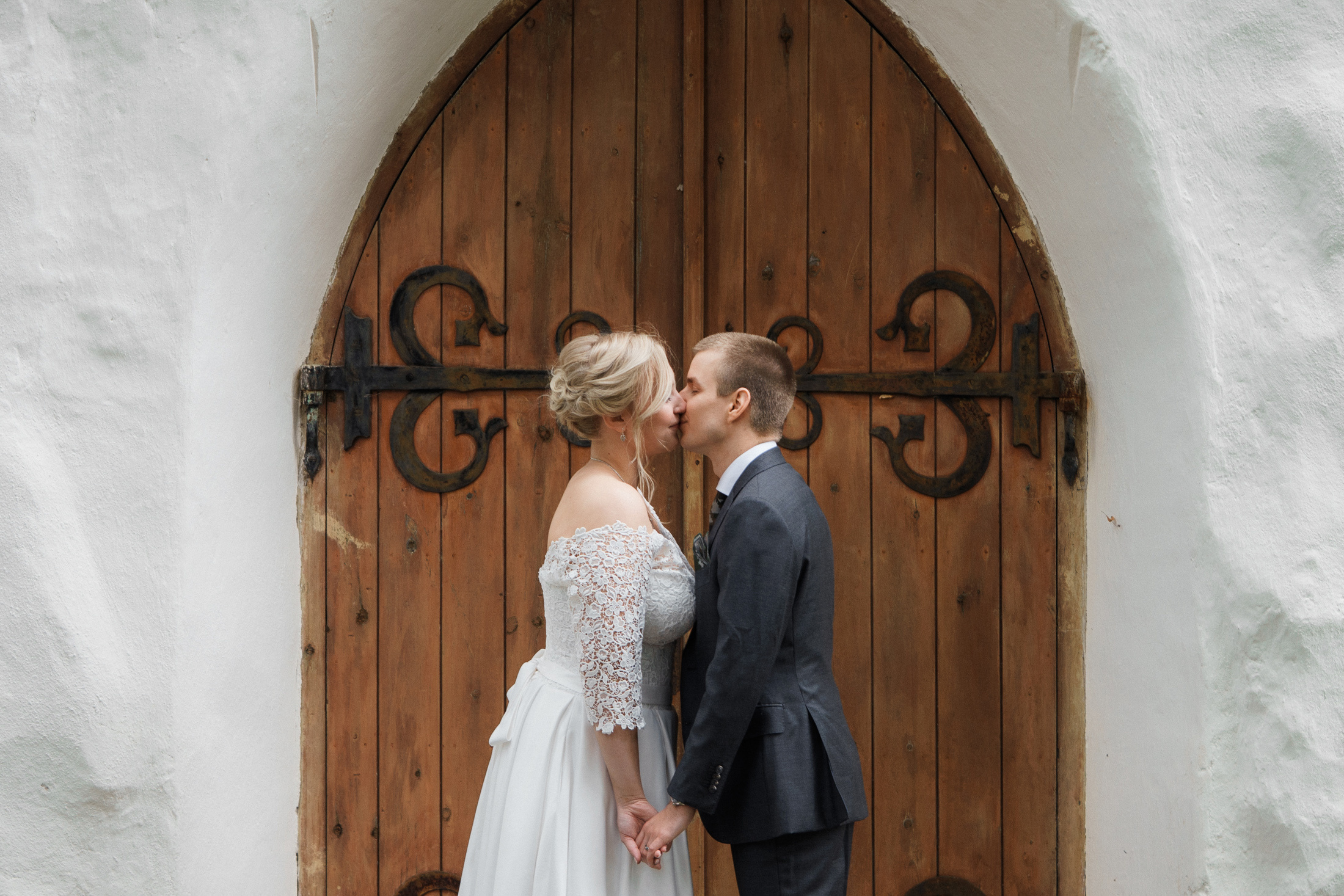Anniina&Teemu, Pyhtään kirkonkylä, hääkuvaaja Kotka