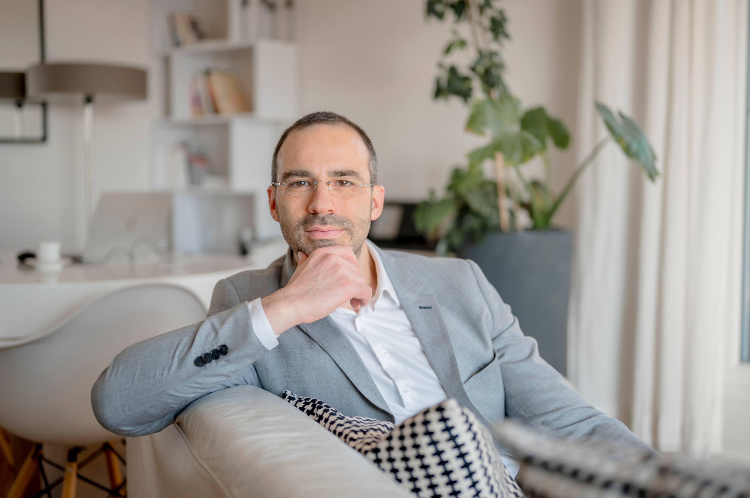 Профессиональный портрет бизнесмена в костюме для корпоративной фотосессии.