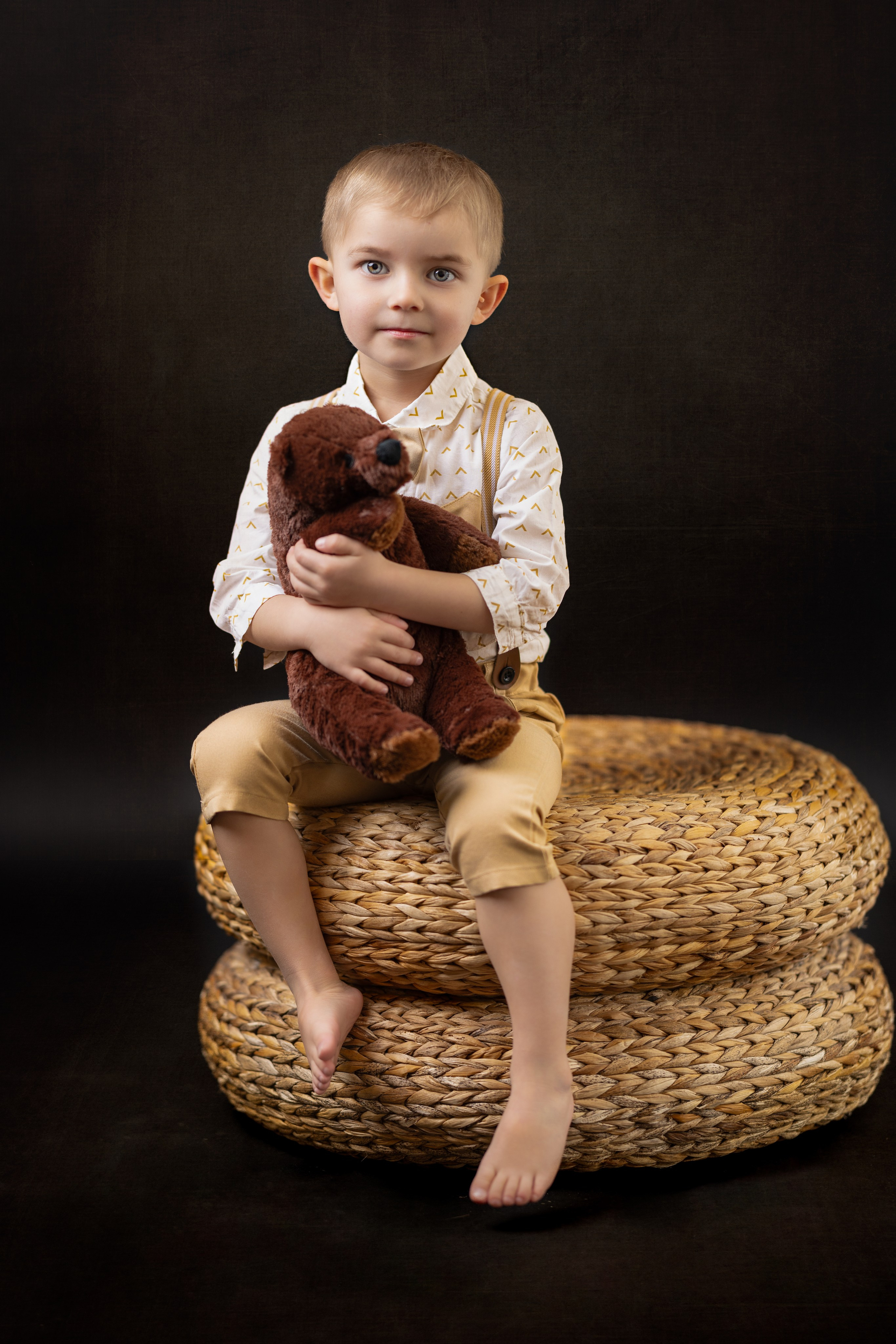 Fine Art children’s portraits in Dresden – artistic photography for your child. A studio with unique vintage outfits, perfect lighting, and an artistic atmosphere. No matter how active your child is – I will capture their essence beautifully!