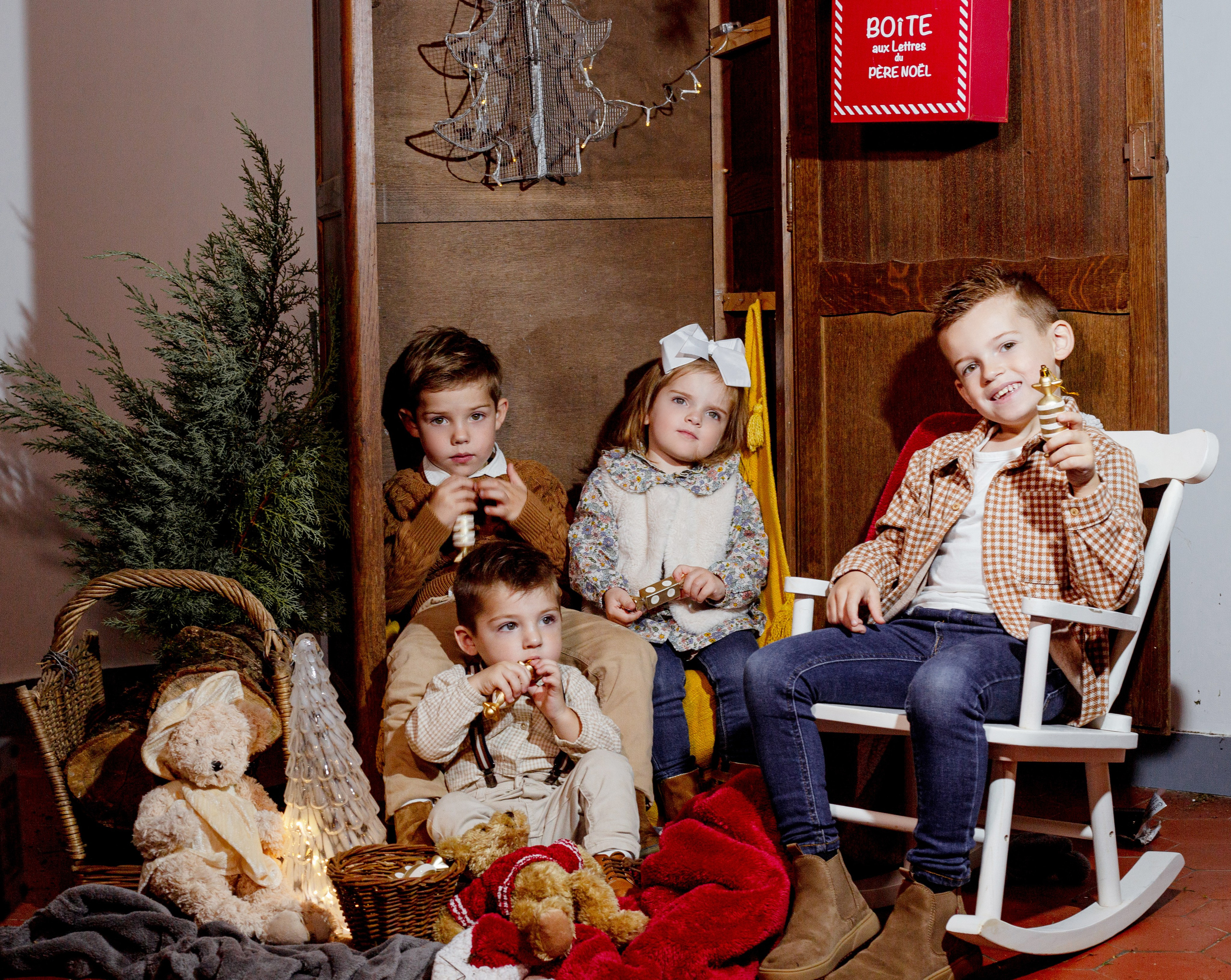 Photo d’enfants dans les décorations de Noël – souvenirs magiques à offrir aux proches