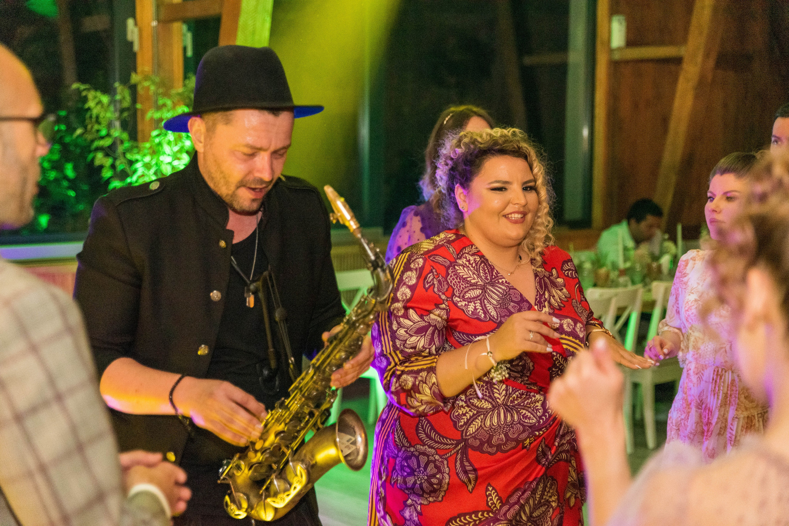 Cât ne costă nunta? Ghid complet pentru viitori miri, cost nunta, ce cheltuieli avem la nunta, cat costa dj, cat costa buchetul de mireasa, cost buchet nasa, cost formatie, cost band, cost saxofon, cost fotograf nunta, cost videograf nunta, cost salon de nunta