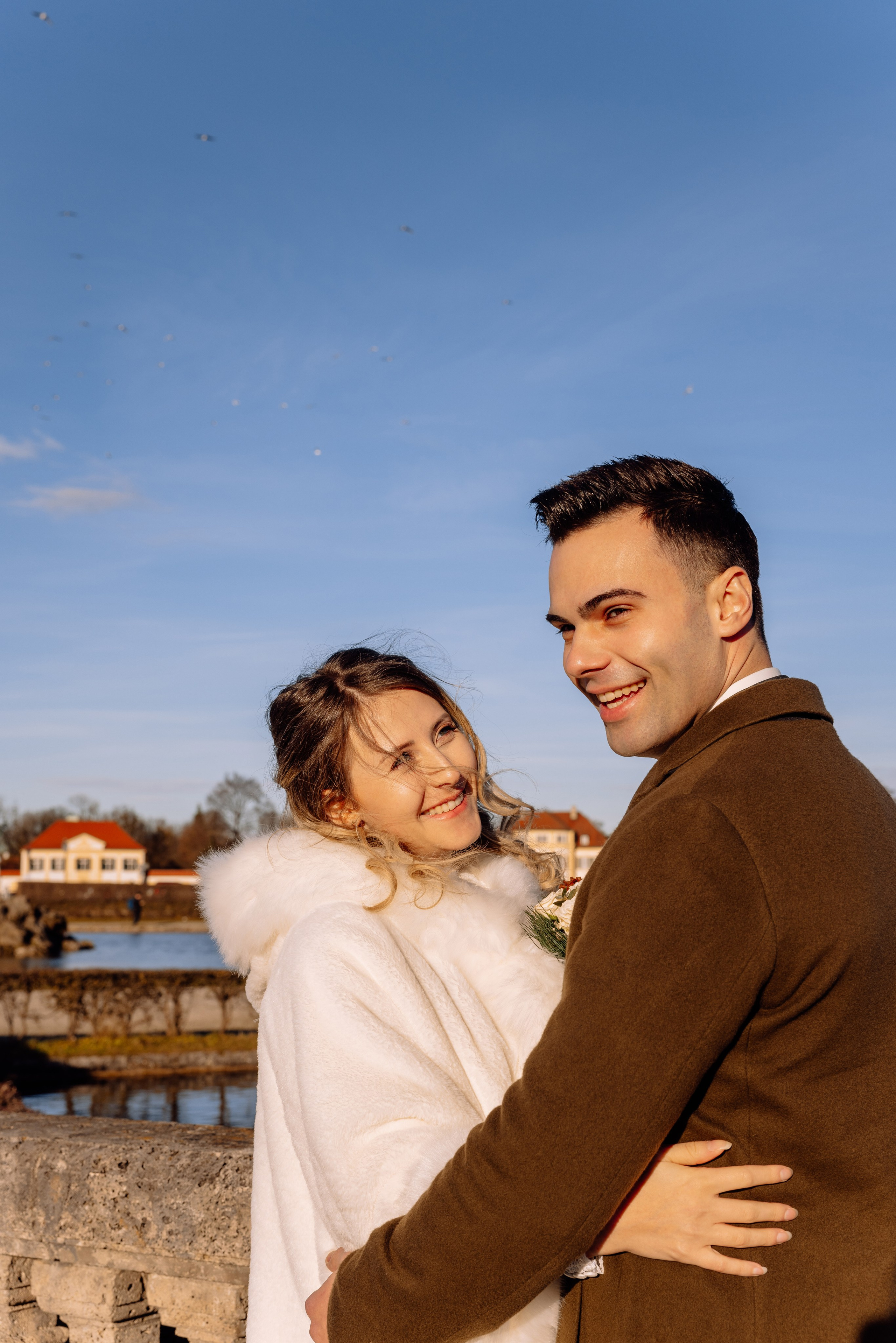 Paar lacht und umarmt sich im Schlosspark Nymphenburg
