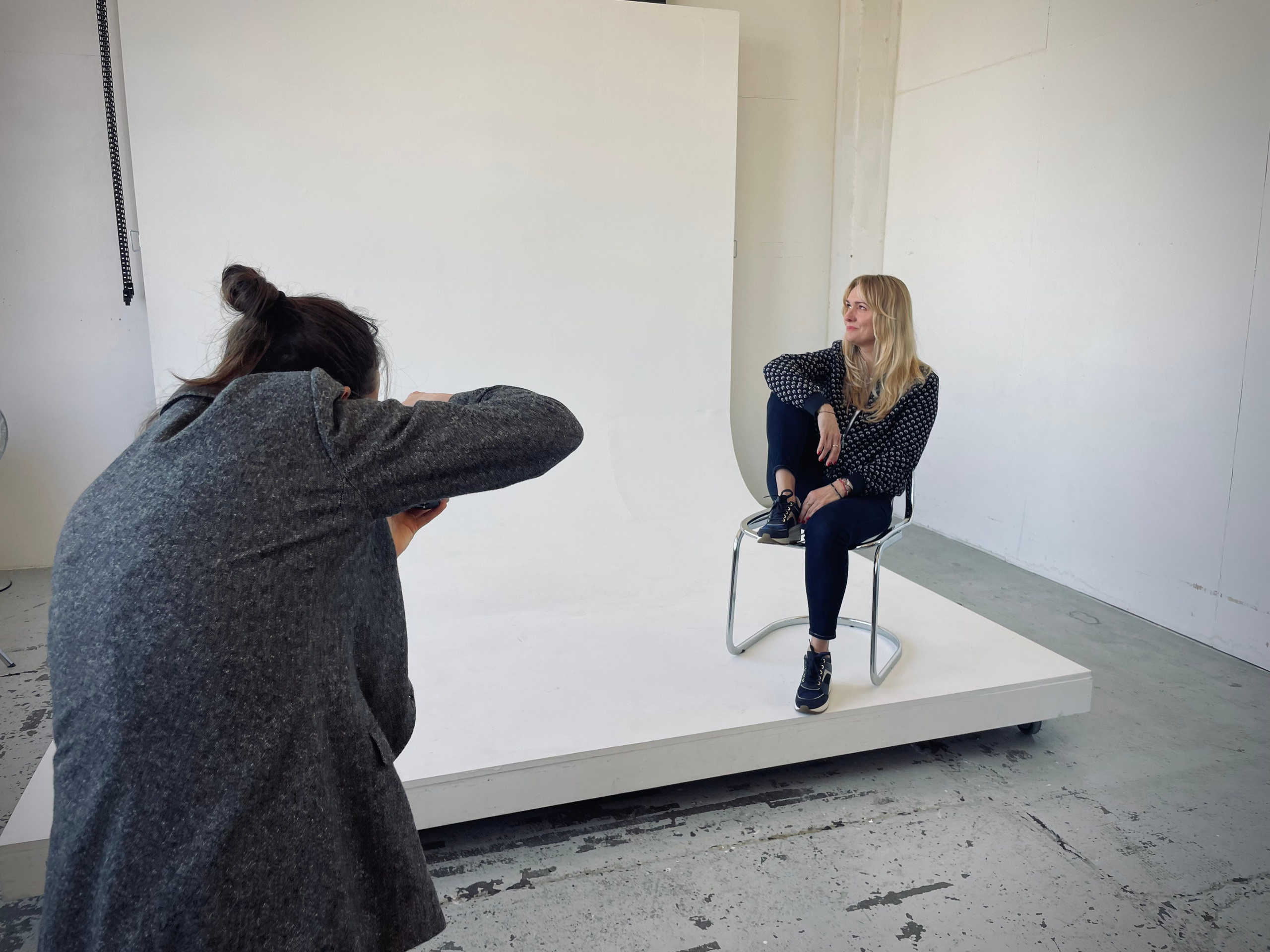 Workshop uvolnění před foťákem. Dana Lišková — Empatická fotografka | Introspektivní umělkyně | Neurodivergentní koučka| Zakladatelka Artepy.cz