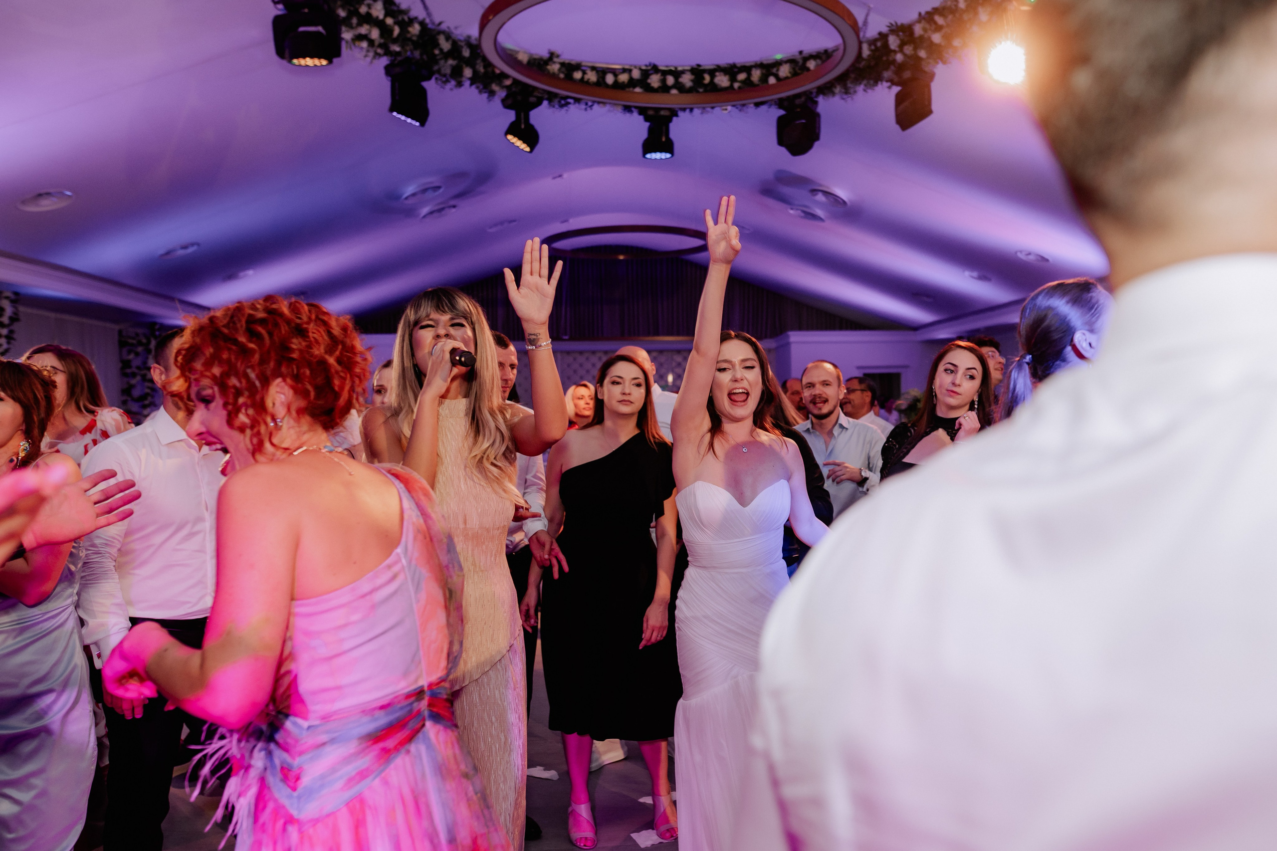 Cununie civila in aer liber , artificii de zi colorate , decor nunta , nunta la Hotel Traian. Proud Vision Weddings | Wedding Photography & Film — Servicii profesionale Foto Video Nunta Iasi