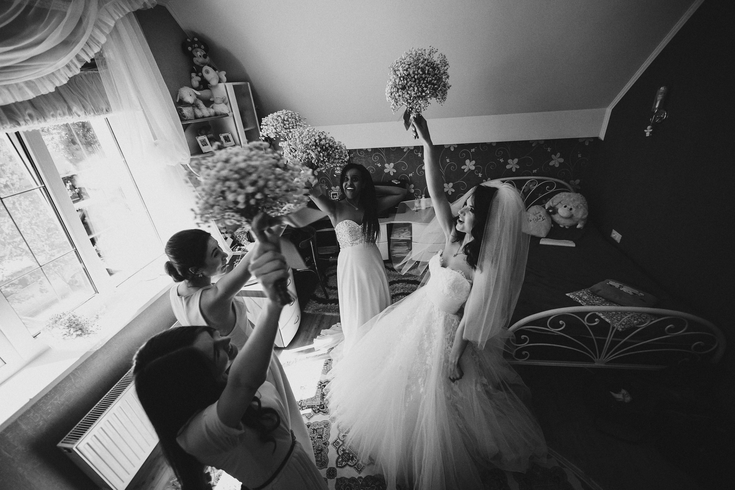 Фотограф в Ирландии чёрно-белая фотки невеста платье свадебное подружки смех радость букеты руки в верх