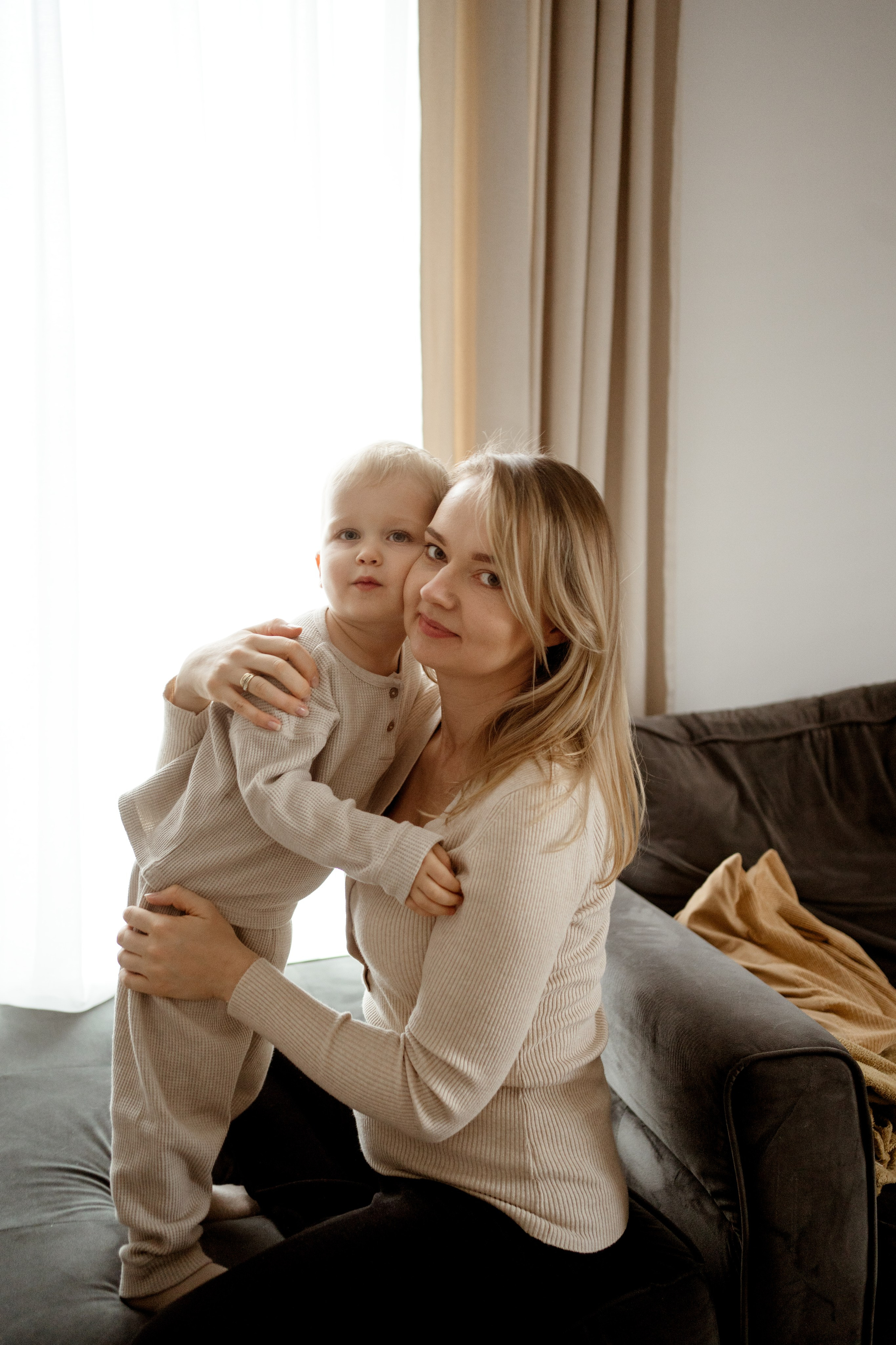 Sesja noworodkowa w domu. Fotograf Łódź - sesja ciążowa, noworodkowa, dziecięca. Studio w Łodzi