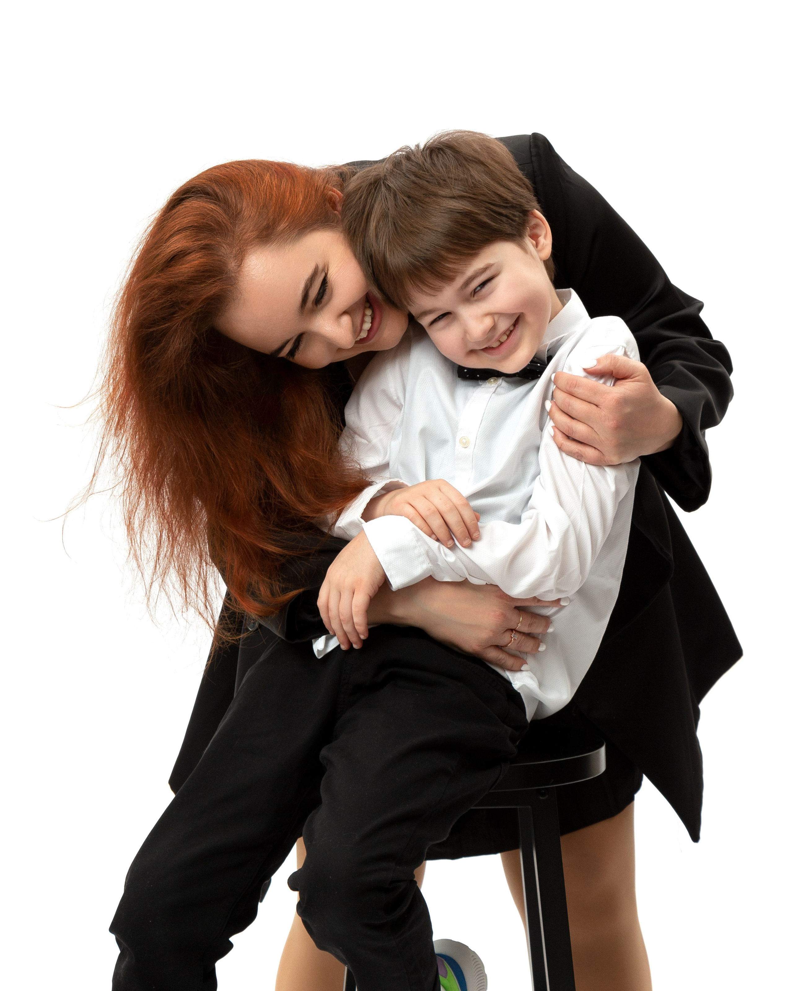 Gemeinsames Lachen – Ksenia und ihr Sohn teilen einen fröhlichen Moment