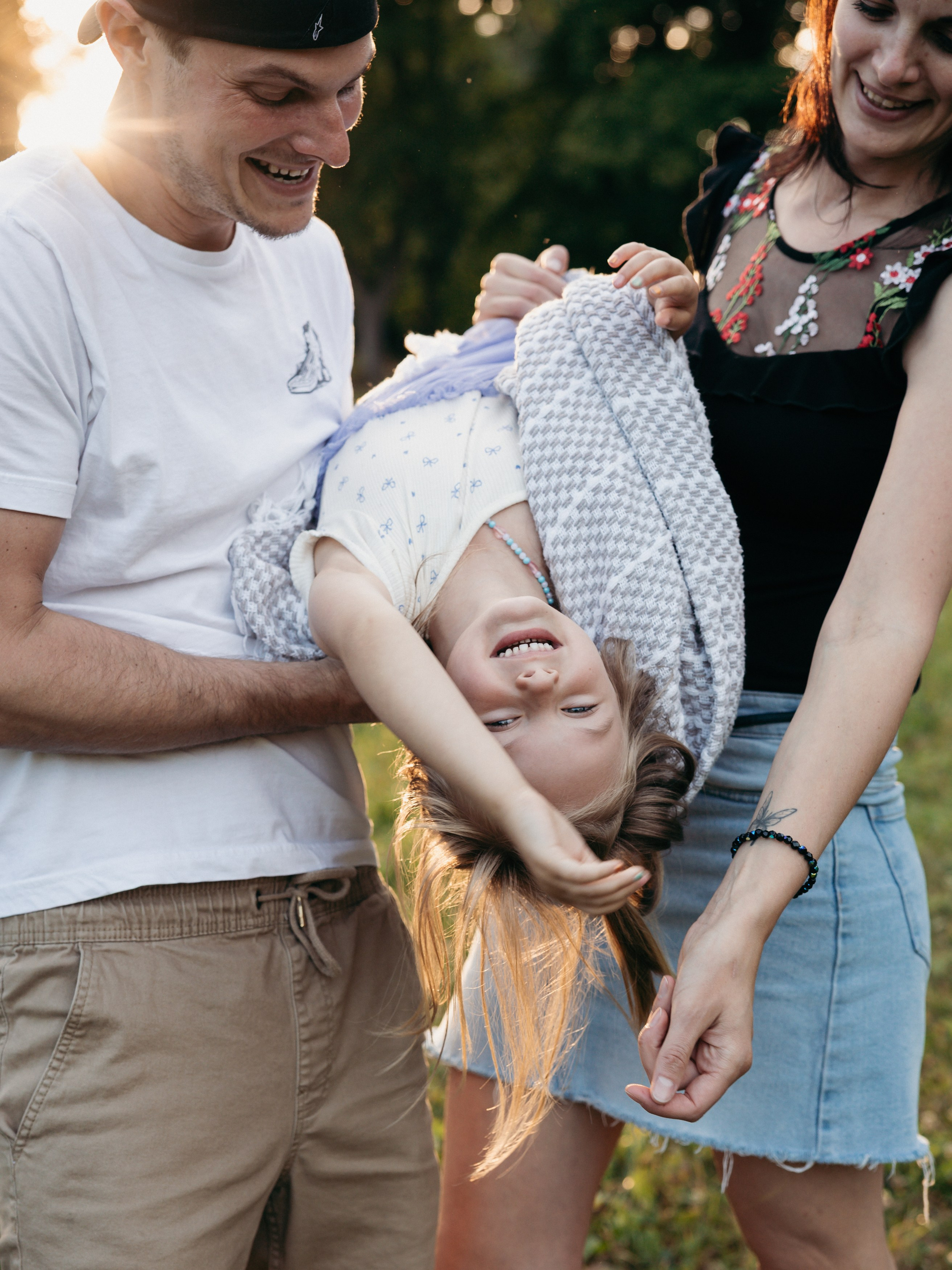 Family in the Park. Lifestyle and Family Photographer in Pisek Oxana Telupilova
