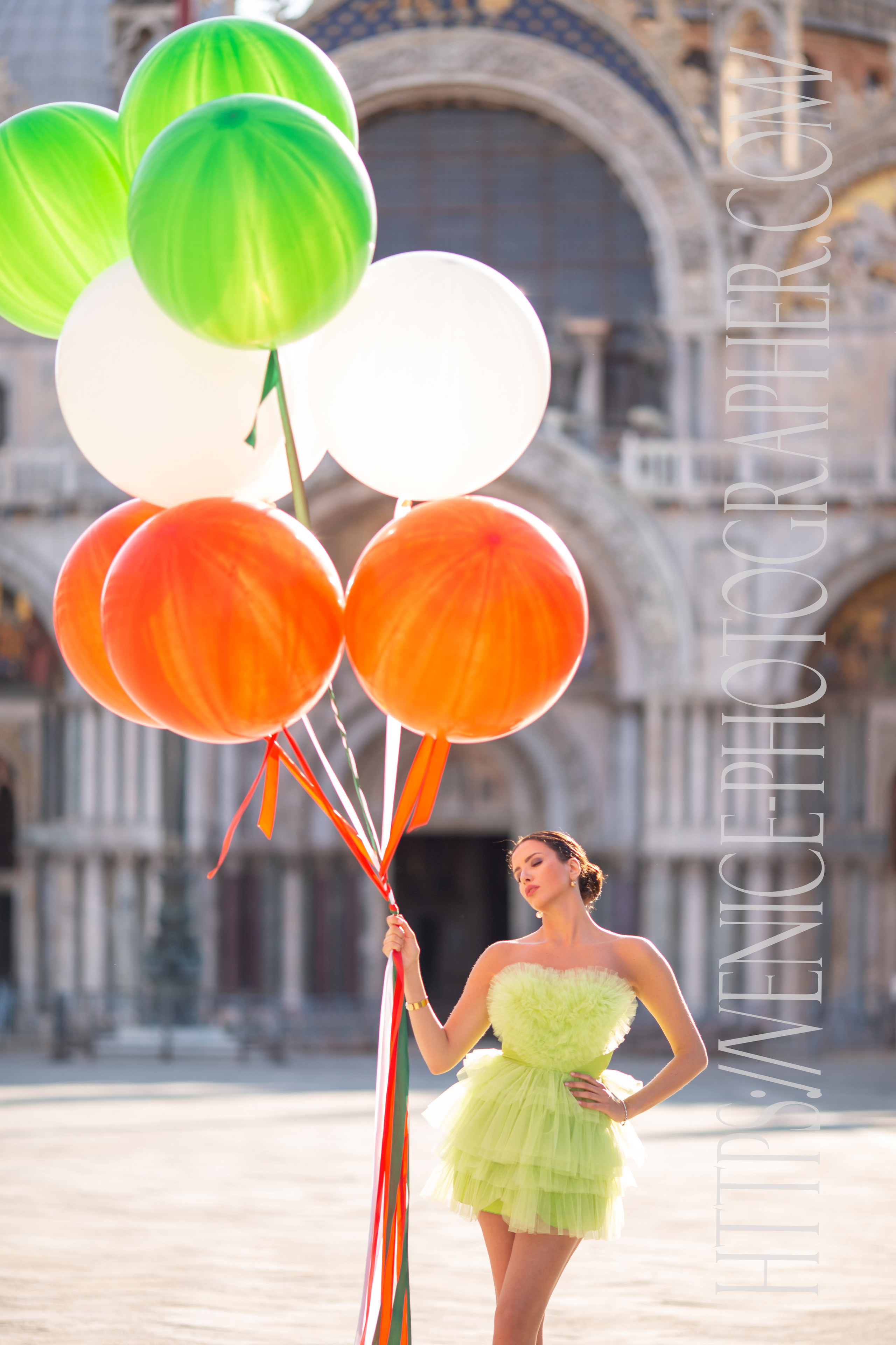 𝙋𝙝𝙤𝙩𝙤𝙨𝙝𝙤𝙤𝙩𝙞𝙣𝙜 𝙬𝙞𝙩𝙝 𝙗𝙖𝙡𝙡𝙤𝙤𝙣𝙨 𝙞𝙣 𝙑𝙚𝙣𝙞𝙘𝙚. Photographer in Venice, Viktoria Antonova