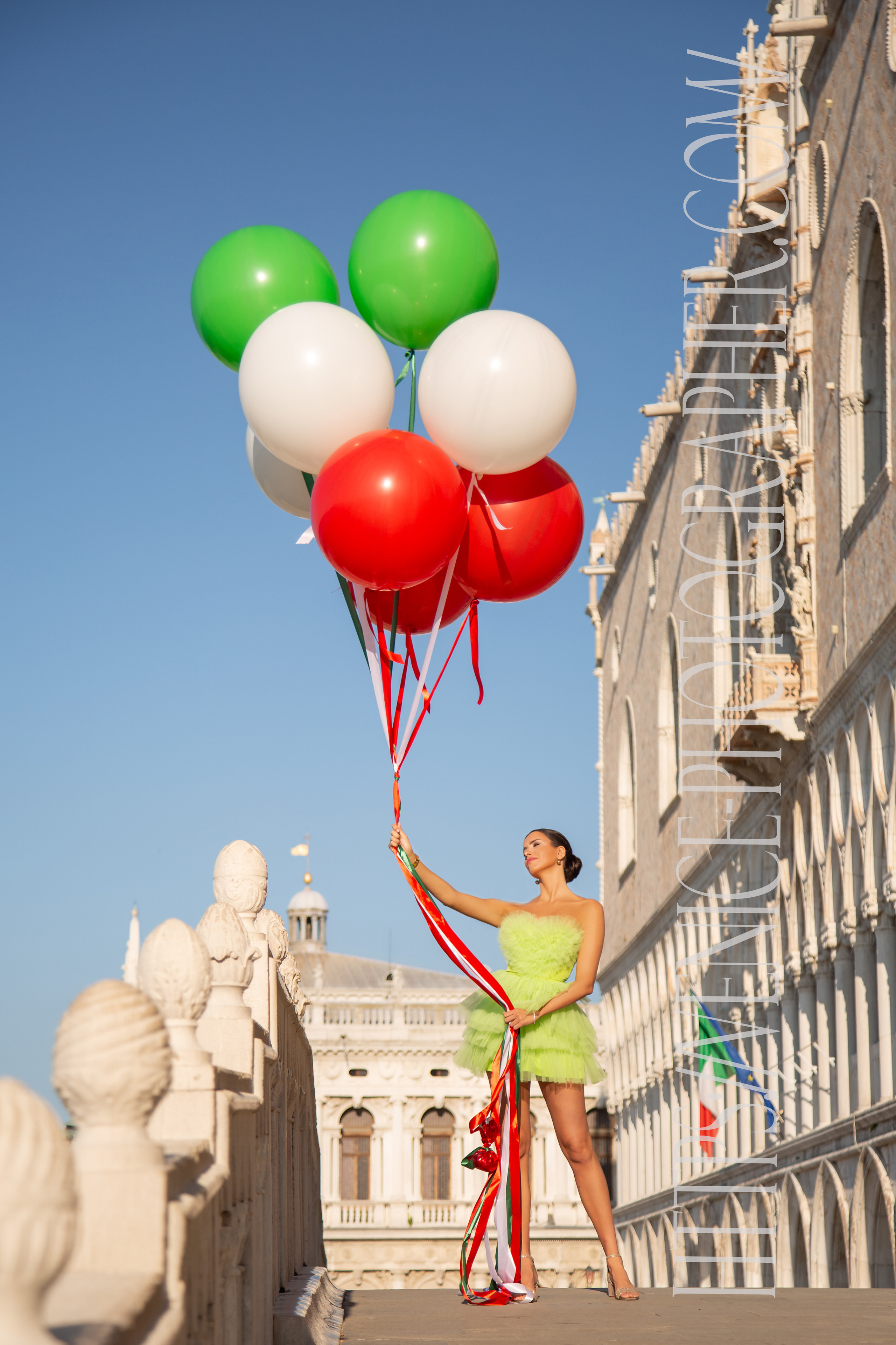 𝙋𝙝𝙤𝙩𝙤𝙨𝙝𝙤𝙤𝙩𝙞𝙣𝙜 𝙬𝙞𝙩𝙝 𝙗𝙖𝙡𝙡𝙤𝙤𝙣𝙨 𝙞𝙣 𝙑𝙚𝙣𝙞𝙘𝙚. Photographer in Venice, Viktoria Antonova