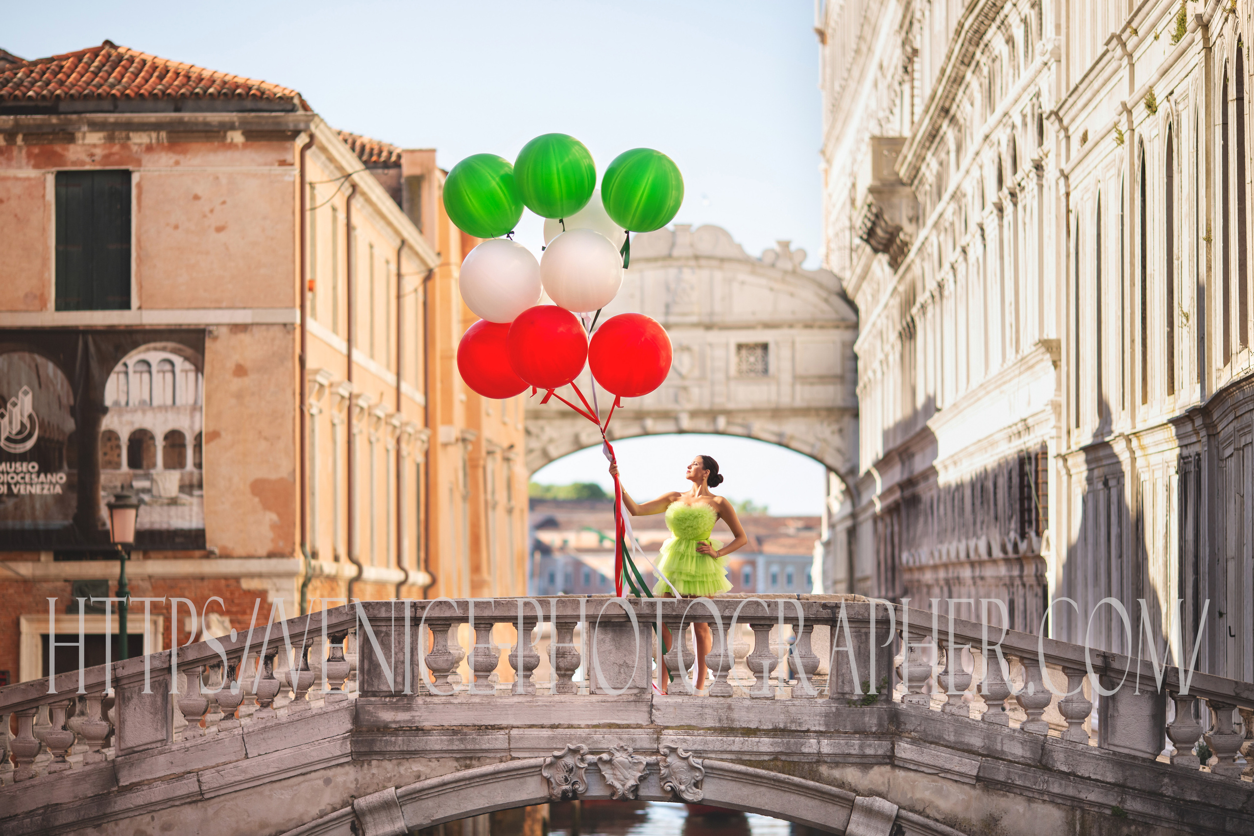 ponte dei Sospiri, ragazza con palloncini 