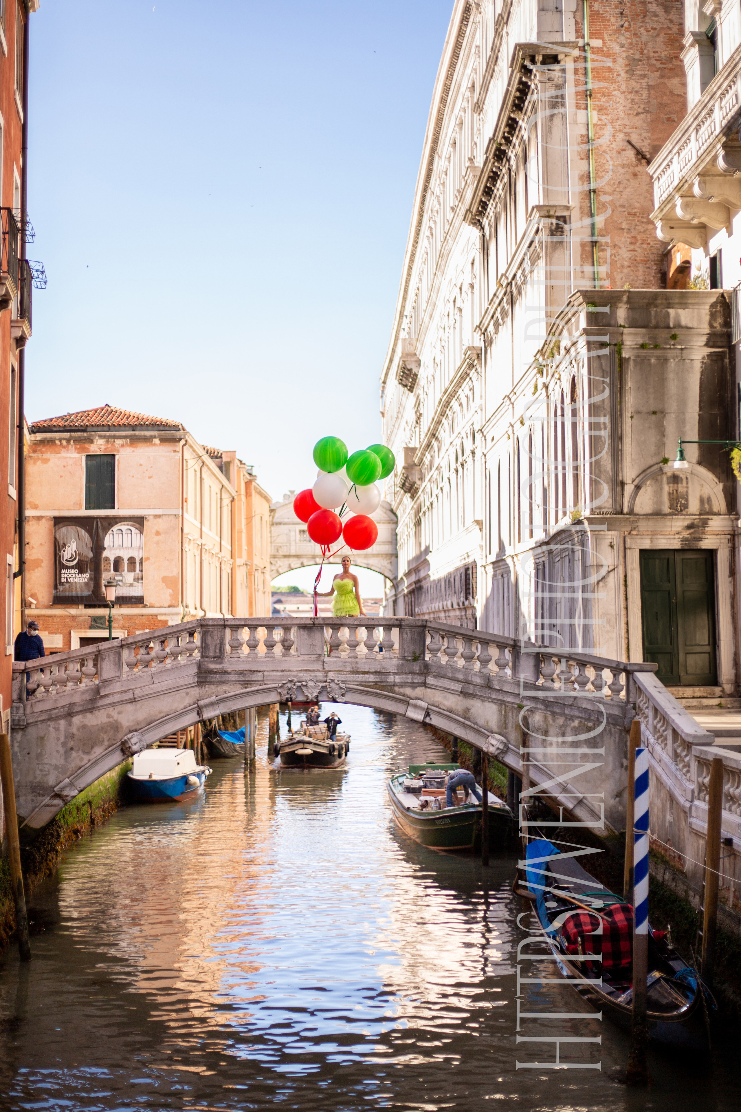 𝙋𝙝𝙤𝙩𝙤𝙨𝙝𝙤𝙤𝙩𝙞𝙣𝙜 𝙬𝙞𝙩𝙝 𝙗𝙖𝙡𝙡𝙤𝙤𝙣𝙨 𝙞𝙣 𝙑𝙚𝙣𝙞𝙘𝙚. Photographer in Venice, Viktoria Antonova