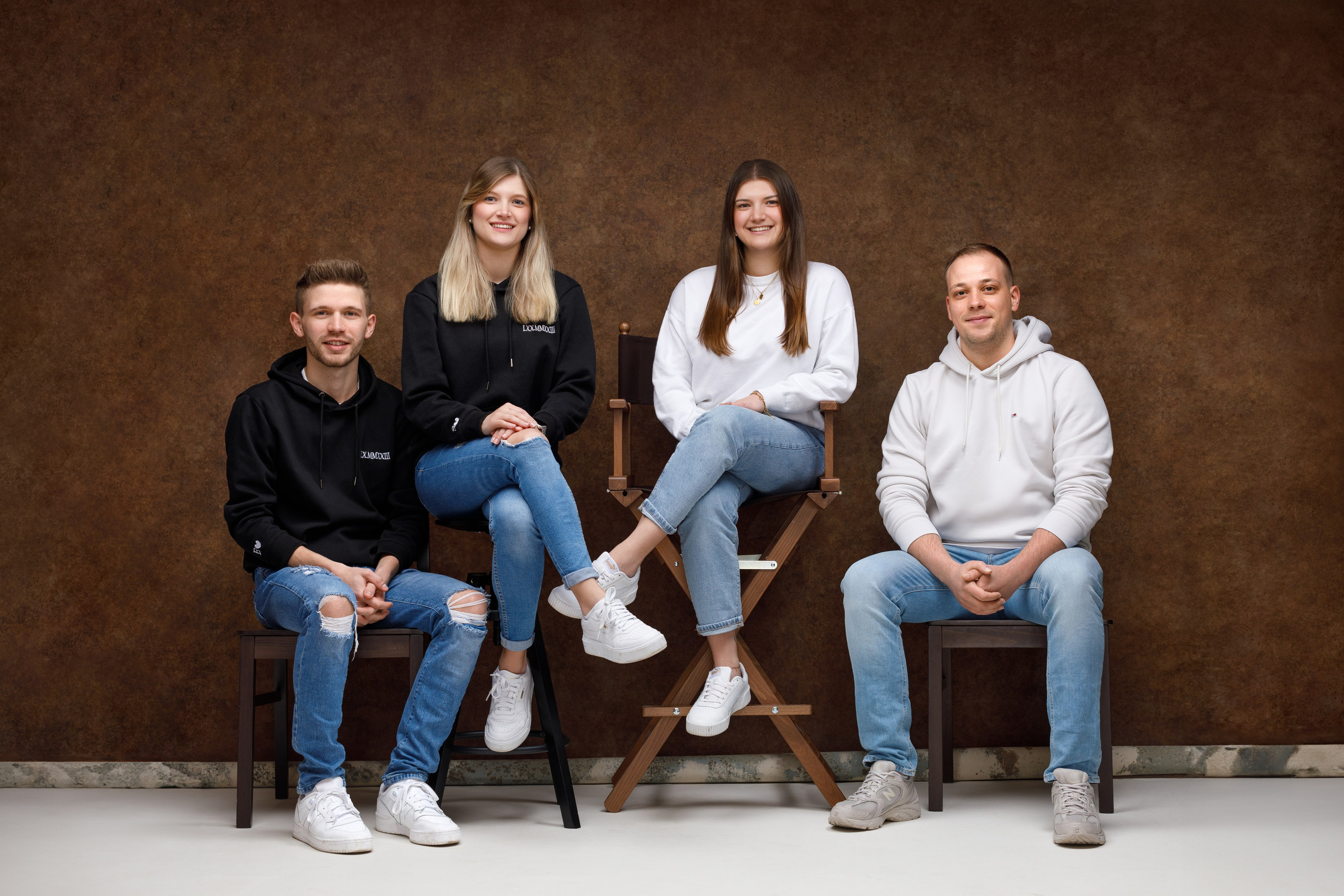 Paarshooting Ketsch – verliebtes Paar in inniger Umarmung im Fotostudio, LAV Fotostudio