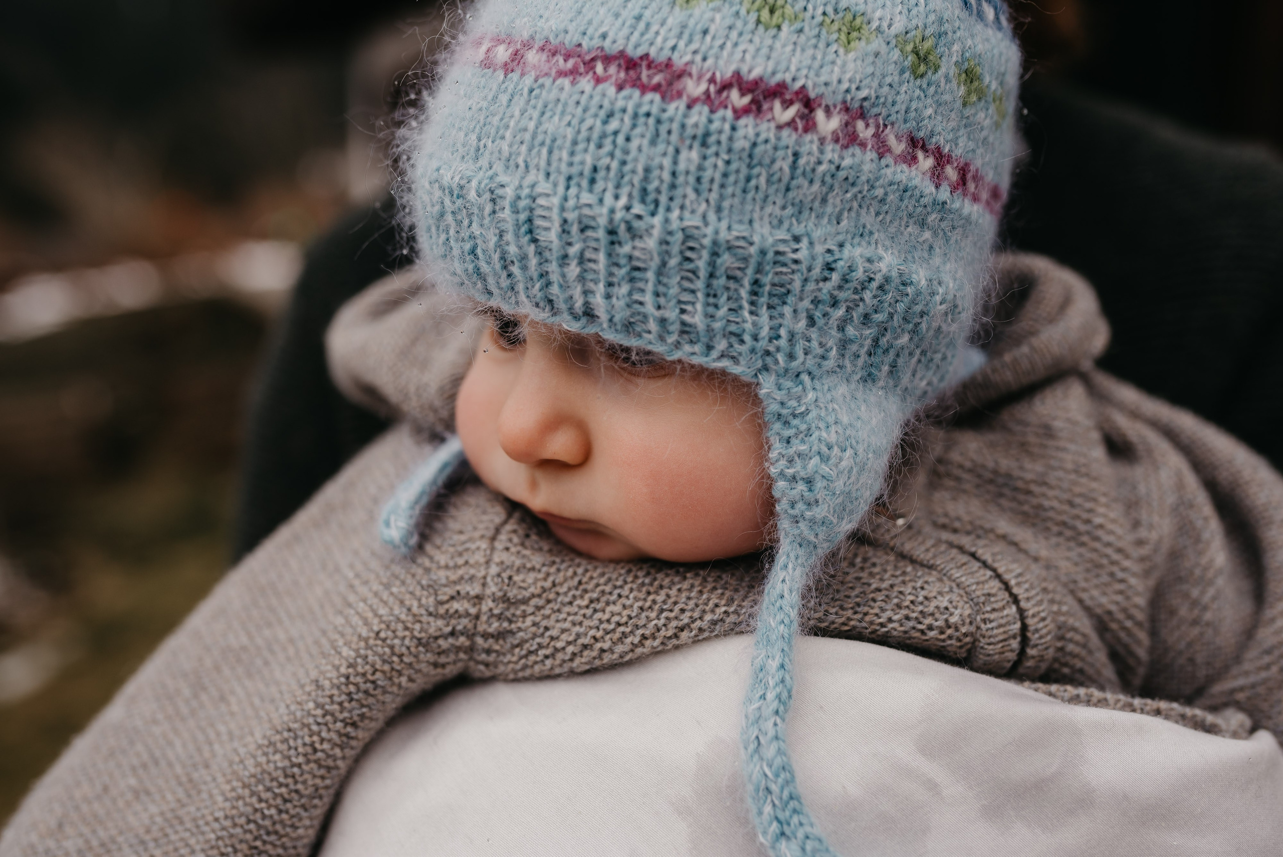Der kleine Junge legte seinen Kopf auf die Schulter seines Vaters