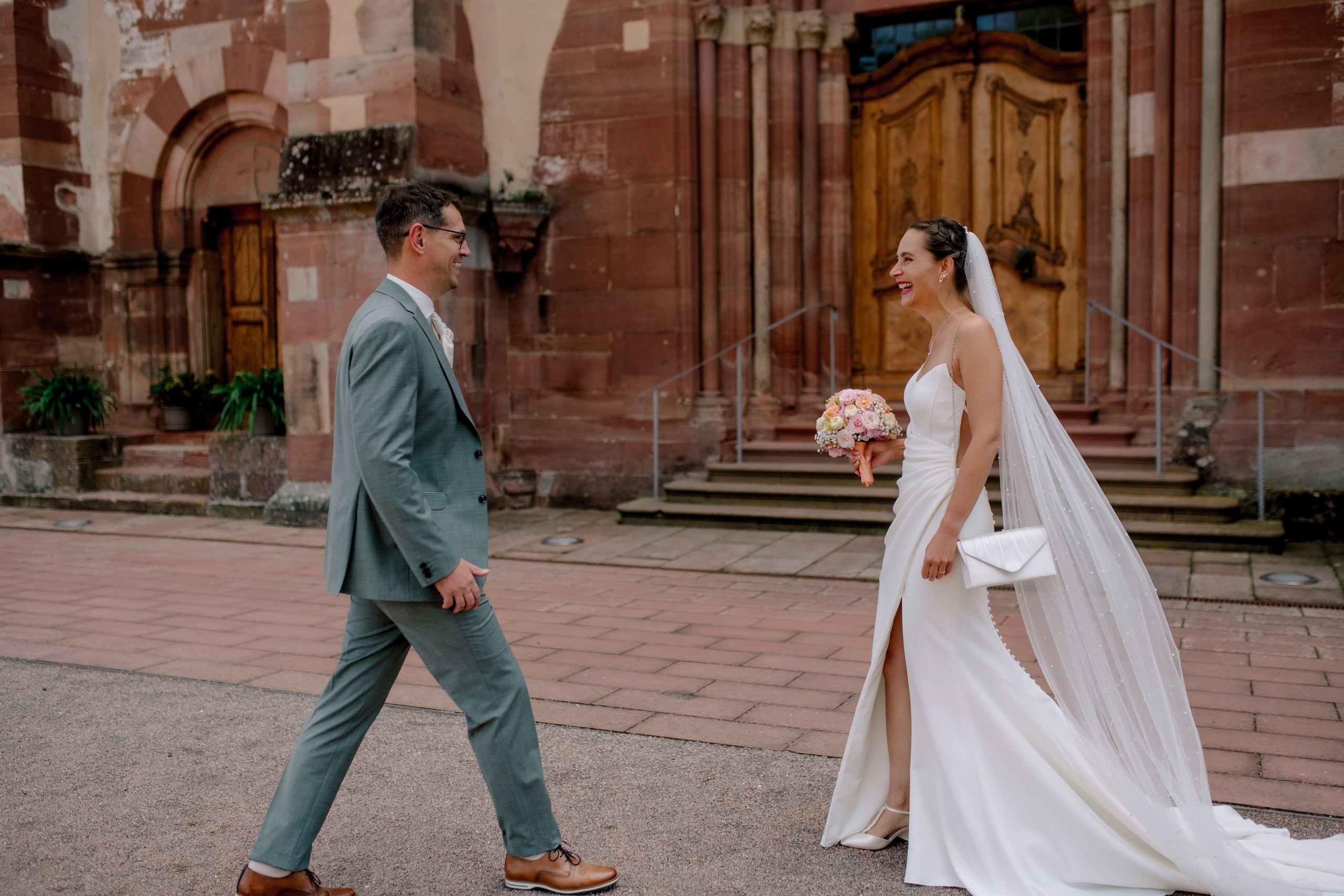 Emotionaler First Look von Anne und Christian während ihrer Hochzeit im Kloster Bronnbach, Fotografin Anna Saribekyan