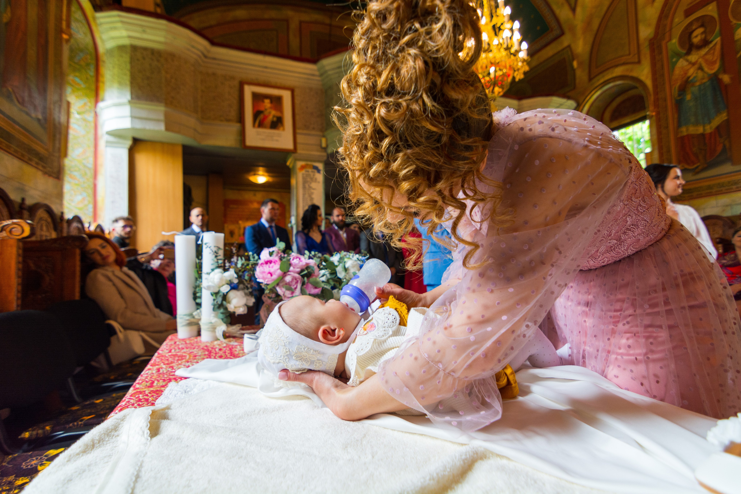 Fotograf botez, sedinta foto acasa, fotografii cu bebe, fotograf profesionist botez Bucuresti, sedinta foto de familie, sedinta foto cu bebe, fotografii la botez acasa, fotografii pregatiri bebe, botezul bebelusului, obiceiuri la botez, fotograf pentru botez, oferta foto botez, fotograf profesionist Bucuresti, botezul.